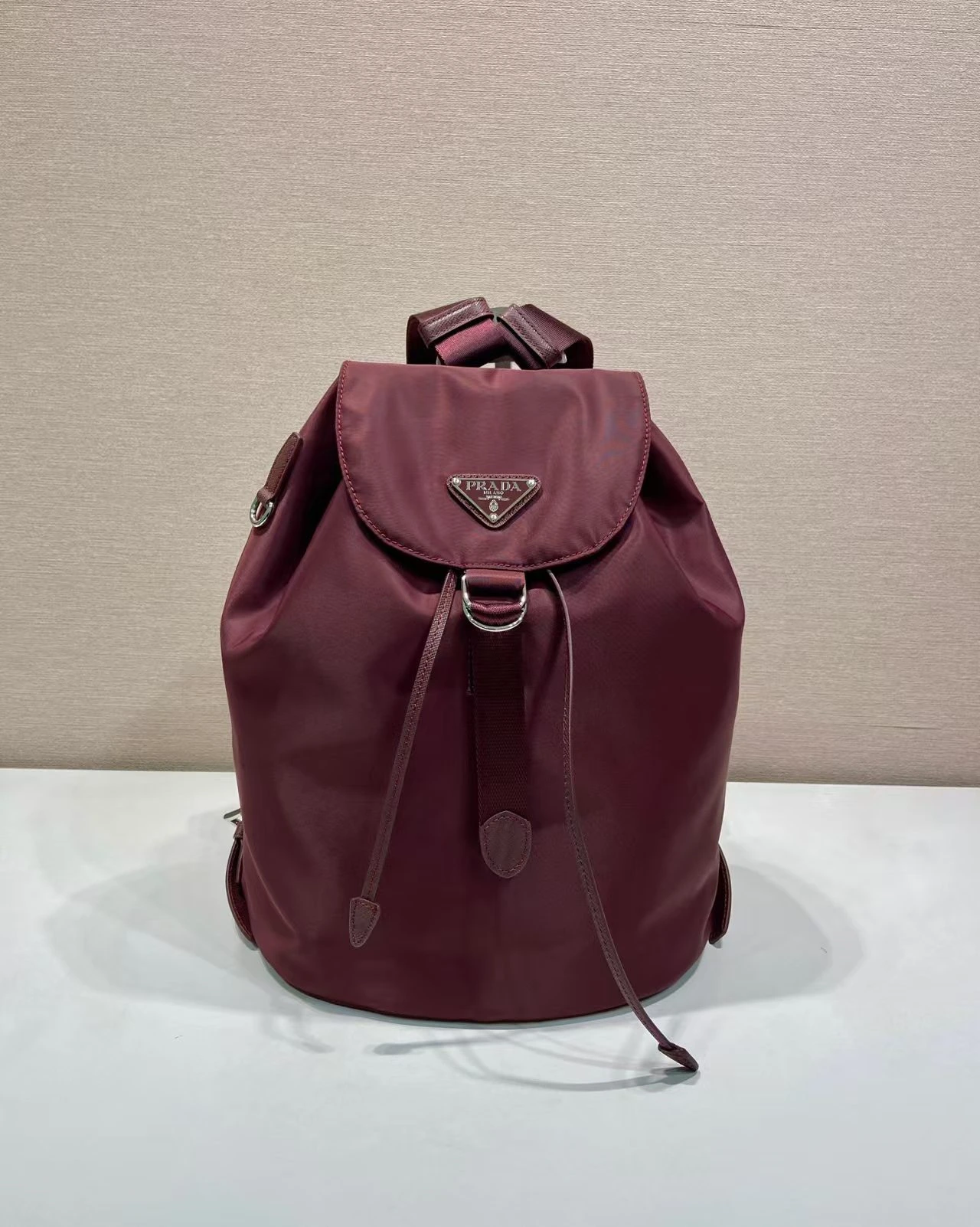 🎉新商品🎉1BZ0197 リュックサック🎉🎉 このリュックサックは、輸入ナイロン生地とクロスグレインの牛革を使用しています。ハンドルが付いていない唯一のリュックサックで、非常にユニークでカジュアルな雰囲気があり、収納力も抜群です。背負った時の着け心地は軽やかでスタイリッシュ、しかも実用的。いつの時代も色あせない定番アイテムです🎉🎉皆さん、ぜひお早めにお買い求