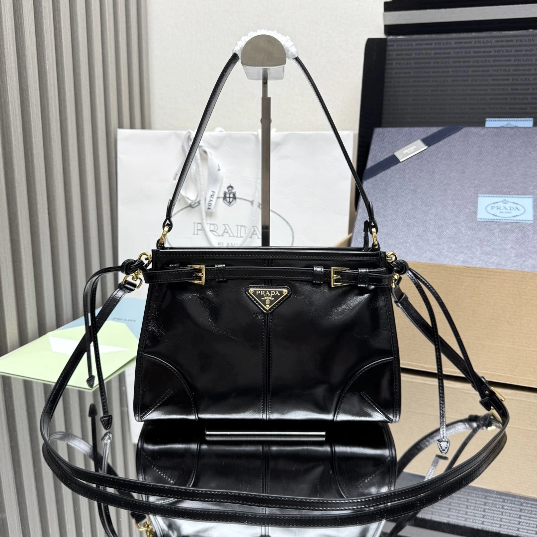 🎉新作ミニBonnieオイルレザー🎉1BC297 ショルダーバッグ🎉このBonnieは輸入オイルレザーを使用しており、艶やかな色合いがクラシックな雰囲気を醸し出しています。取り外し可能な長・短のショルダーストラップが2本付属しており、肩掛けやクロスボディとして便利に使えます。収納力も抜群で、🎉使い勝手が抜群👏。ファッション通には絶対に欠かせないアイテムです