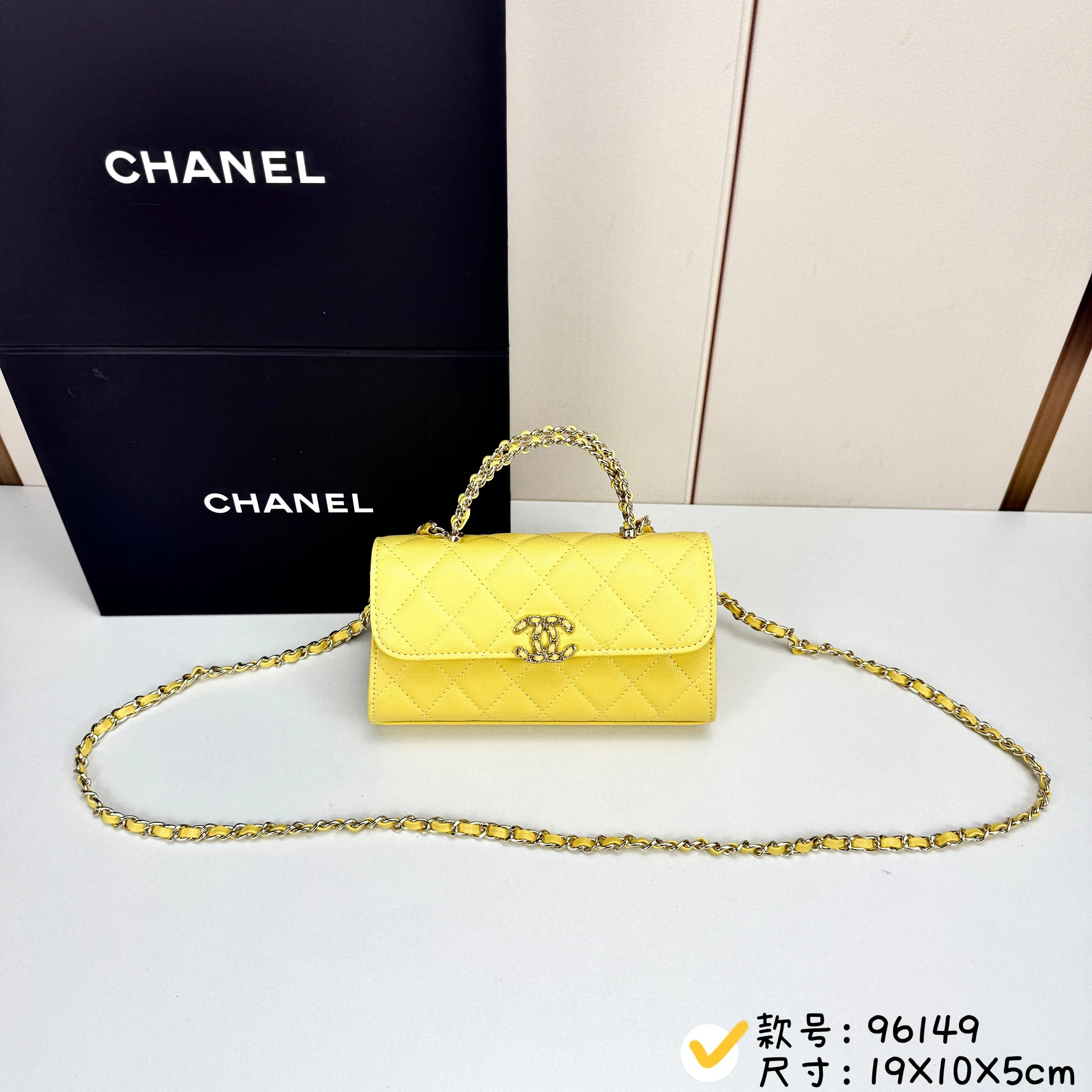 Chanel ハンドル付きケリーバッグ 革チェーンデザイン・ハンドル付き・持ち手は2本の革チェーンが交差したデザイン・ライトゴールドのクラシックな金具。手持ちもショルダーも可能です。スモール・ケリーのショルダーストラップは、平均的な身長の方にぴったりで、長すぎず、あの「太めの」モデルよりも短めです。チェーンをバッグの中に収納することもでき、手持ちならよりエレ