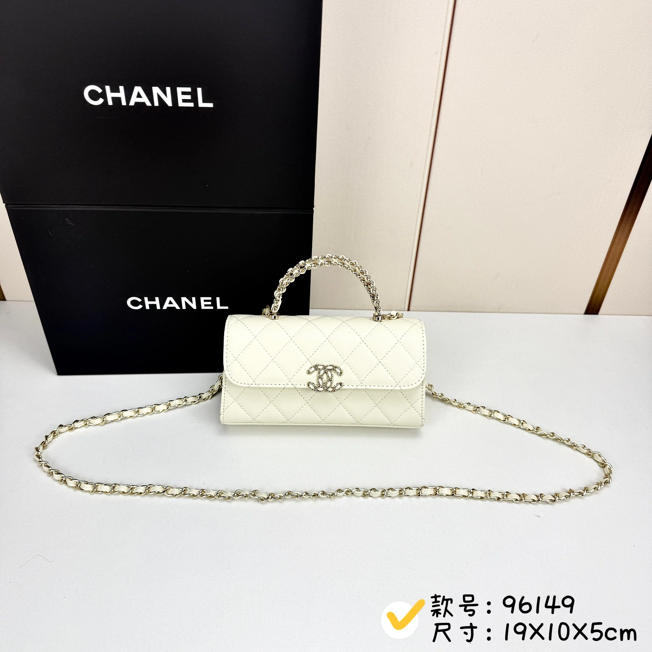 Chanel ハンドル付きケリーバッグ 革チェーンデザイン・ハンドル付き・持ち手は2本の革チェーンが交差したデザイン・ライトゴールドのクラシックな金具。手持ちもショルダーも可能です。スモール・ケリーのショルダーストラップは、平均的な身長の方にぴったりで、長すぎず、あの「太めの」モデルよりも短めです。チェーンをバッグの中に収納することもでき、手持ちならよりエレ