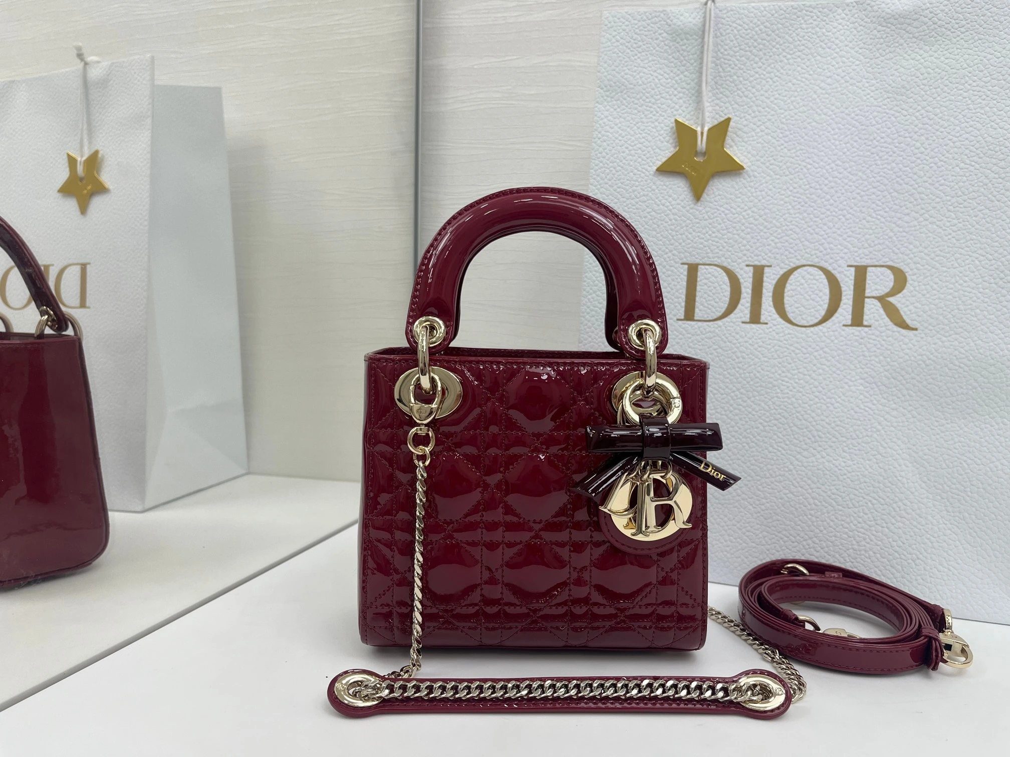 (アップグレード版 内側:羊の腱) バタフライ🦋フェスティバル❤️❤️Lady Dior 3つのコンパートメントを備えたブラックシープスキン製、シルバーバックルのクラシックなダイアナ・バッグは、Diorの優雅さと美しさに対する深い洞察を体現しています。丹精込めて製作され、ウィッカー柄のサテンステッチで目を引くキルティングディテールを施し、エレガントでクラシッ