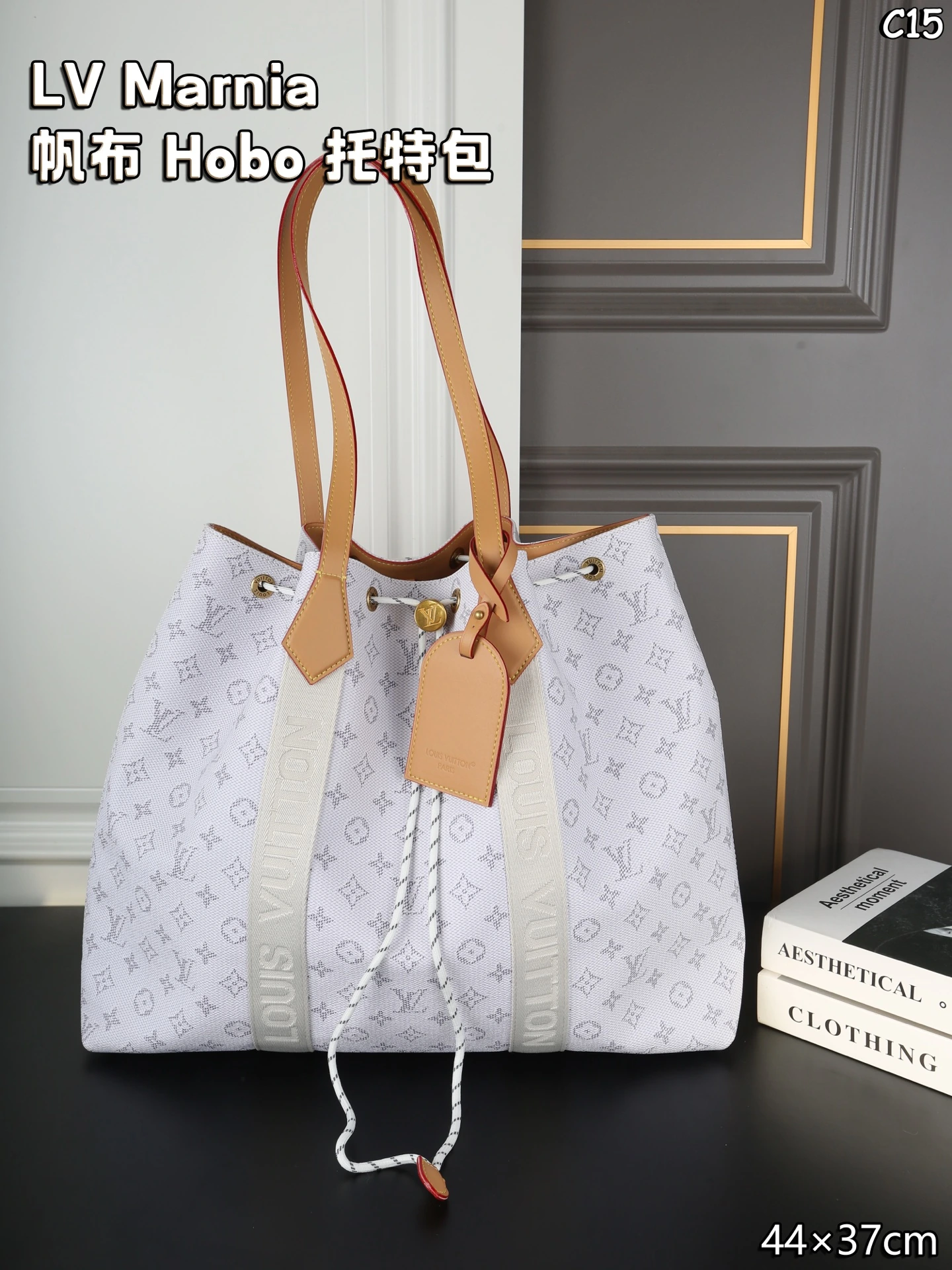 LV Marnia キャンバス ホーボー トートバッグ ショッピングバッグ ハンドバッグ 実はホワイトデニムはトートバッグに分類されますが、片肩にかけるスタイルが大型のホーボーバッグにとても似ています。特にこの種のバッグは、内側のデザインが見えやすいのが特徴で、そのため、このホワイトデニムに英国風の赤と青のストライプ柄+mini LV ロゴの組み合わせは、本