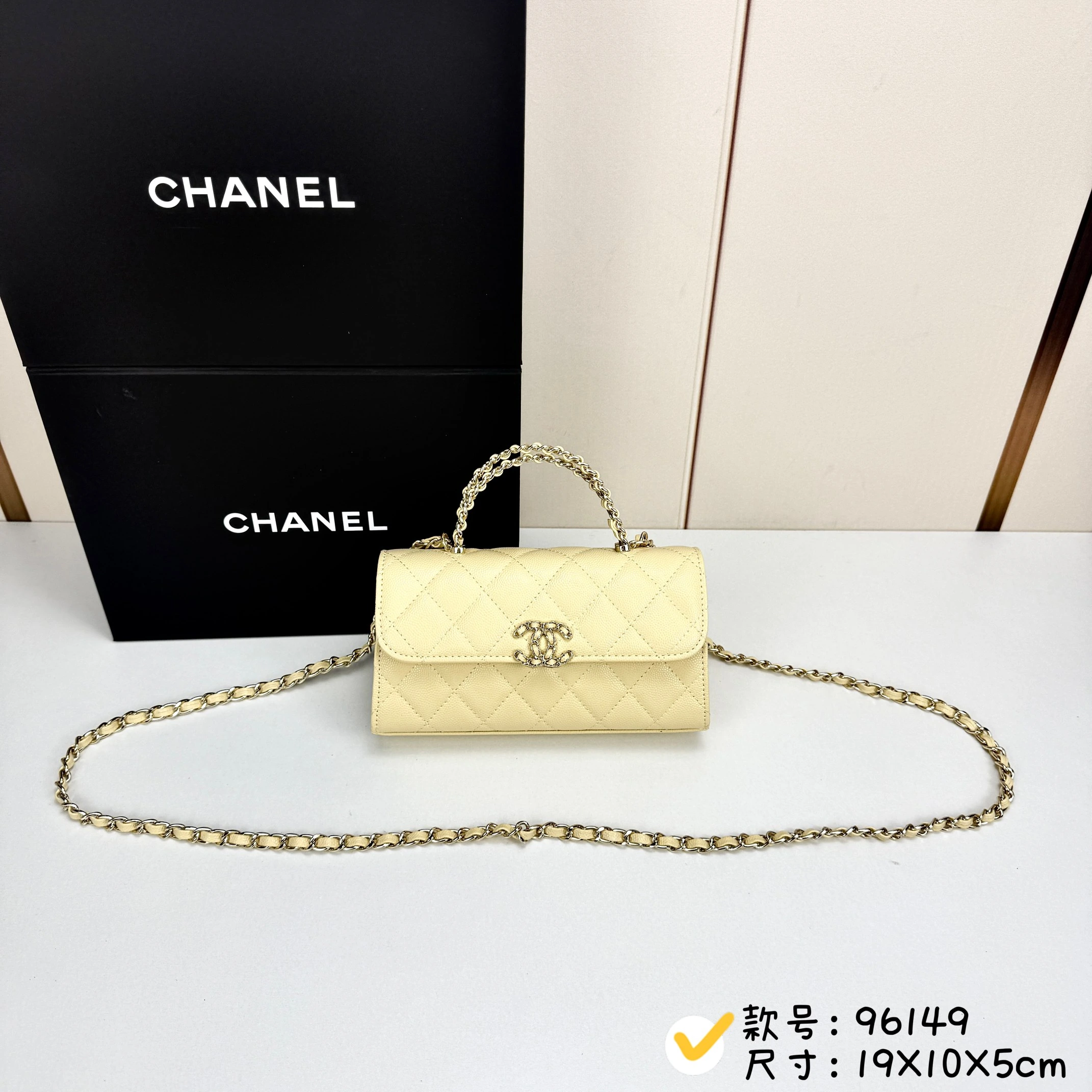 Chanel ハンドル付きケリーバッグ 革チェーンデザイン・ハンドル付き・持ち手は2本の革チェーンが交差したデザイン・ライトゴールドのクラシックな金具。手持ちもショルダーも可能です。スモール・ケリーのショルダーストラップは、平均的な身長の方にぴったりで、長すぎず、あの「太めの」モデルよりも短めです。チェーンをバッグの中に収納することもでき、手持ちならよりエレ