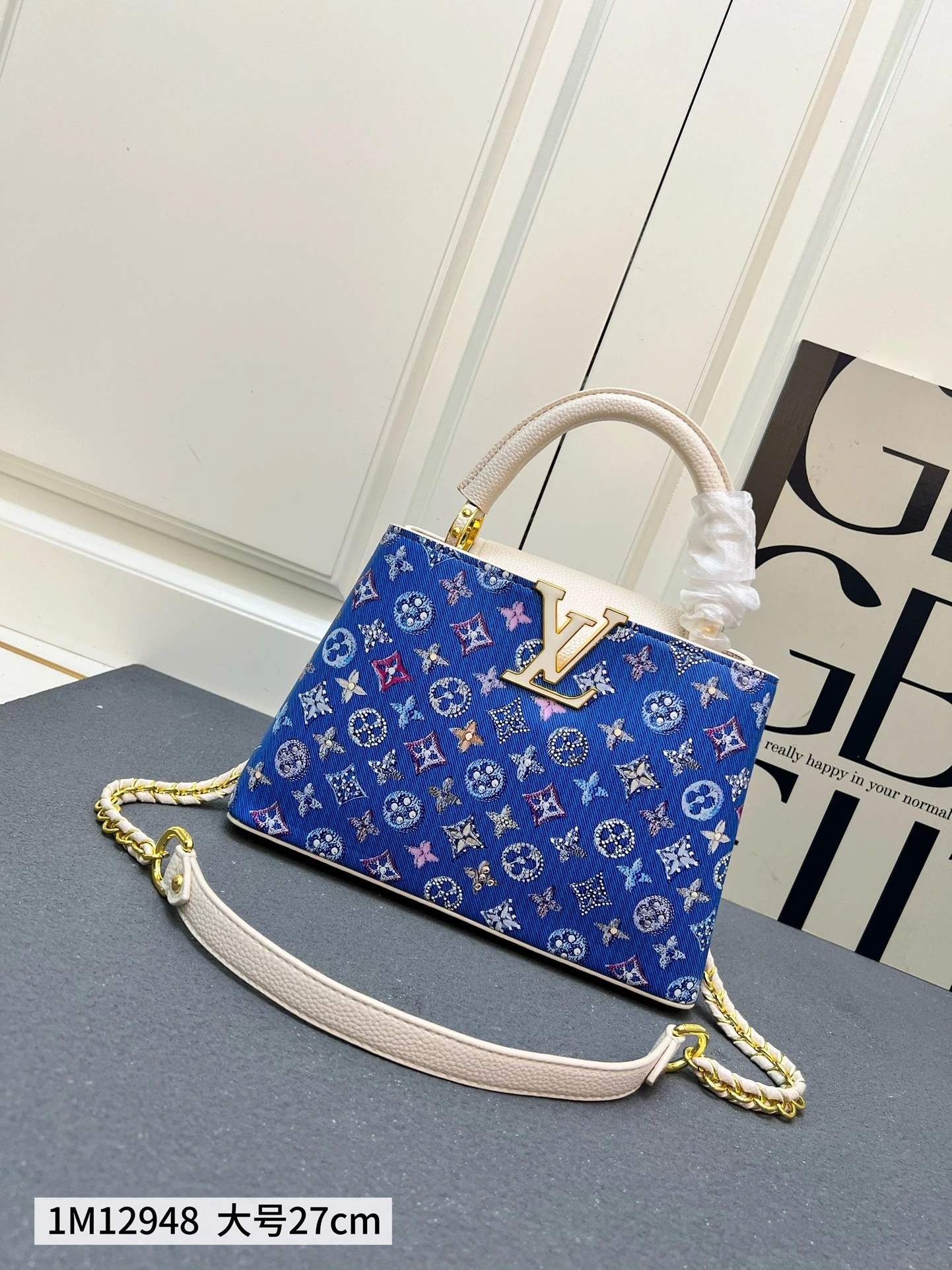 250、カプシーヌ ミニバッグは、モノグラムデニムと刺繍が融合したデザイン。3Dシルクスクリーン LV のアルファベットと編み込みチェーンがメタリックな輝きを放ち、コントラストのあるレザーのトリミングと調和しています。フラップは外側に倒すことも内側に収納することも可能で、整然とした内側構造と多彩な持ち方が機能的なディテールを完成させています。 1M12947