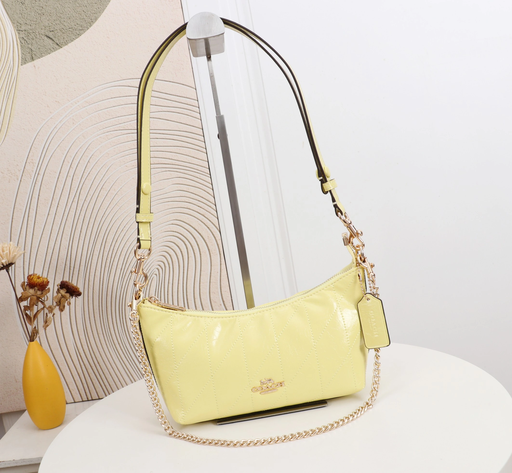 Coach カイトリン（Caitlin）24号シリーズ ショルダーバッグ。小さなチェーンストラップ付きで、手持ちや脇に挟んで持ち運ぶことも可能です。型番：CDZ88 サイズ：24×13×9cm