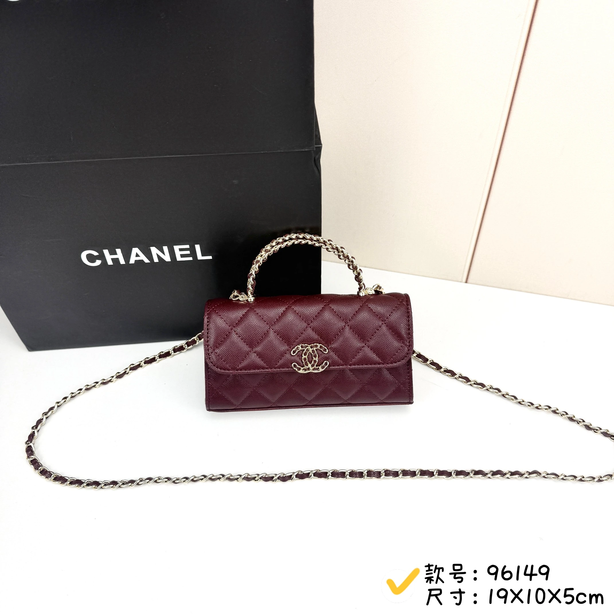 Chanel ハンドル付きケリーバッグ 革チェーンデザイン・ハンドル付き・持ち手は2本の革チェーンが交差したデザイン・ライトゴールドのクラシックな金具。手持ちもショルダーも可能です。スモール・ケリーのショルダーストラップは、平均的な身長の方にぴったりで、長すぎず、あの「太めの」モデルよりも短めです。チェーンをバッグの中に収納することもでき、手持ちならよりエレ