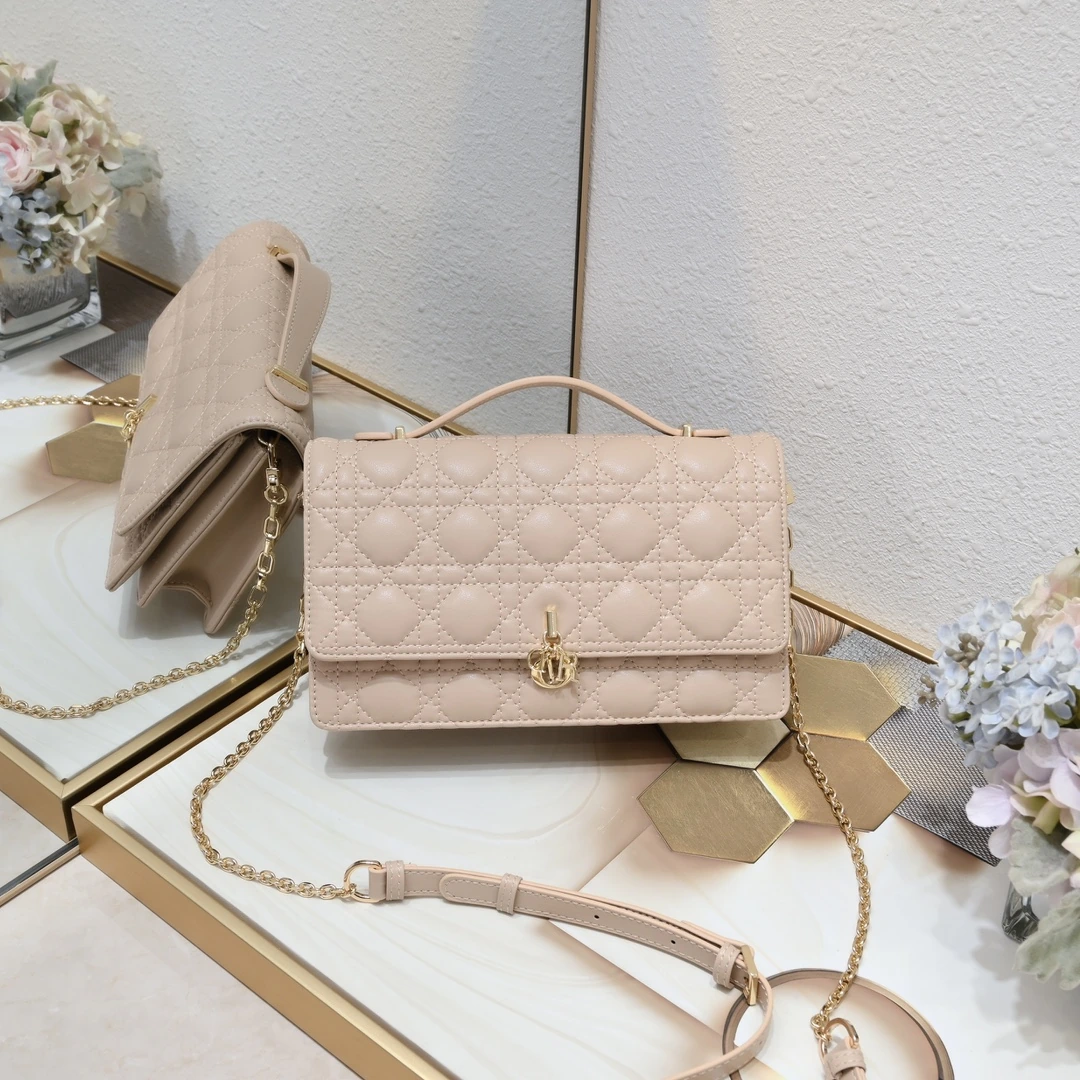 Dior ラージサイズ ブラック 在庫あり‼️ ブリックキャビネットの最新ミディアムサイズ パールチェーン クラッチバッグ。象徴的な籐柄チェック、クラシックなアルファベットのチャーム、ユニークなハンドルデザイン、柔らかなラムスキンを組み合わせ、エレガントかつファッショナブル。最大の見どころは絶妙なチェーンで、バッグ全体をより洗練された印象にしています。内側