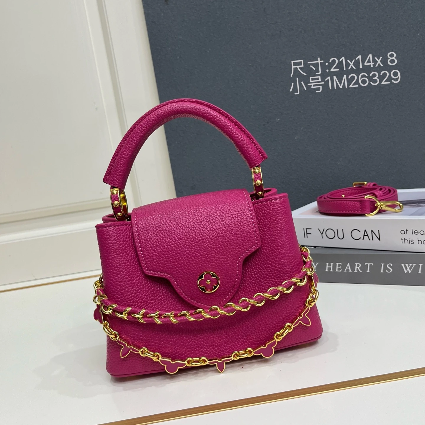 スモールサイズ。この LV 「ミラージュ」エディションの「カプシーヌ ナノ」ハンドバッグは、「エクセプショナルズ」コレクションに属し、サテン仕上げのタウリヨン牛革を使用しており、ディナーパーティーに最適な一品です。モノグラムの花柄がクリスタルのような輝きを放ち、メタル製の LV の文字がさらに華やかさを添えています。内側にはポケットと鏡が備わり、多彩な持ち方