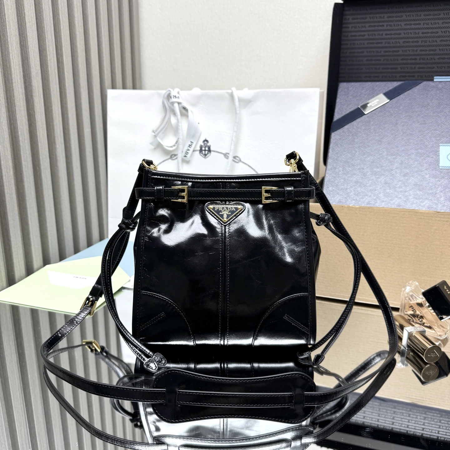 🎉新作1BH229 ミニショルダーバッグ🎉 Sot Lux オイルレザー🎉🎉🎉 象徴的なデザインが一新:Bonnieバッグはショルダーストラップ付きのシルエットで、そのスタイリッシュで多機能な本質をさらに引き立てています。新しく洗練されたコンパクトなシルエットは、丁寧に仕立てられた柔らかなレザーを使用し、独特の光沢を放ちます。ユニークなストラップのディテール