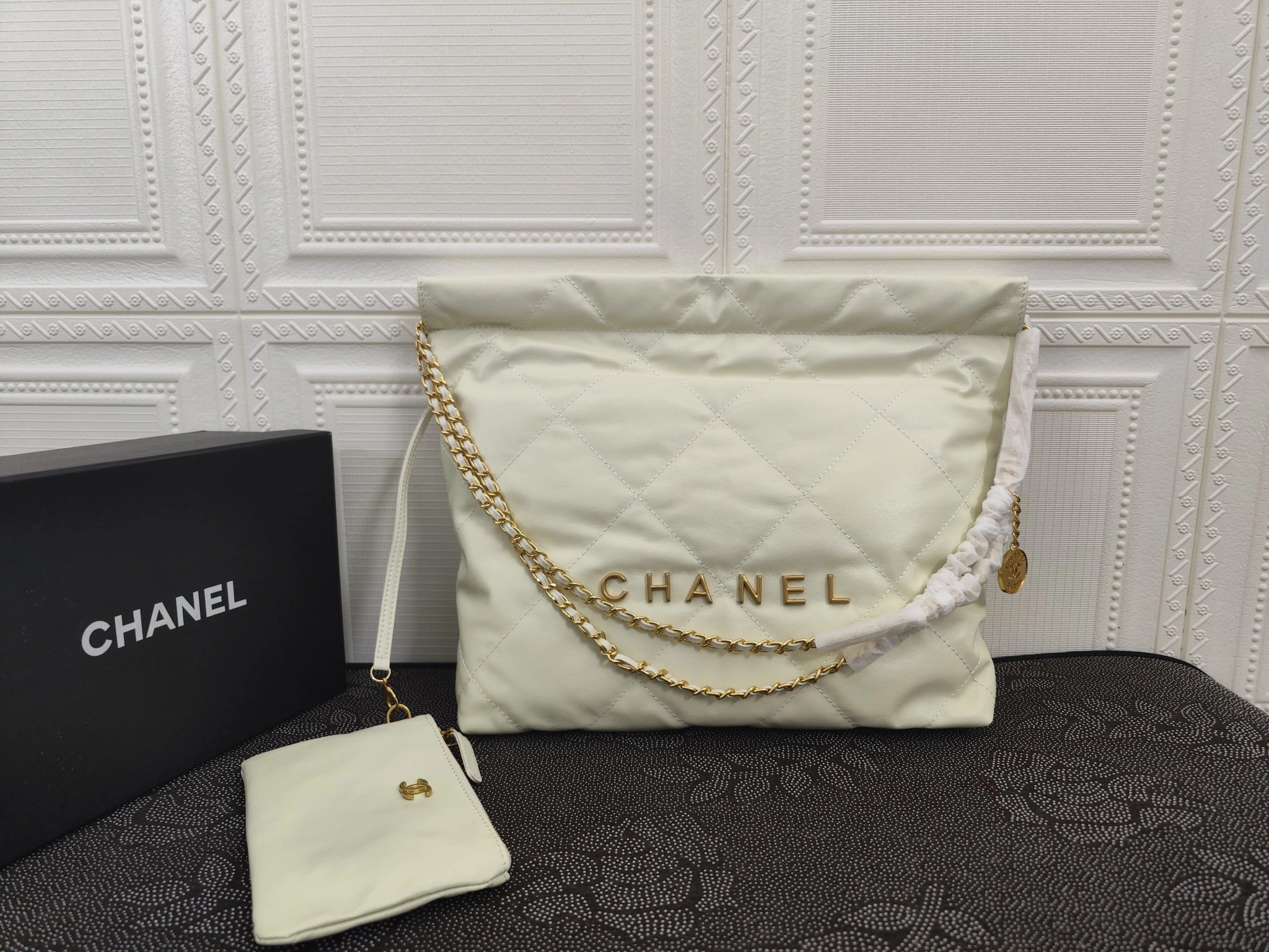 /220..CHANEL🔥！🔥！🔥！公式サイトの正規品がついに登場：モデル207-1 Mサイズ：39X42X8Cm 207-1：Sサイズ：35X37X7Cm：2022年春の新作在庫あり：牛革シリーズ、仔牛革の美しい光沢と滑らかで繊細な肌触りが心地よい、カジュアルなドローストリング付きボディバッグ。大容量で、おしゃれでどんなスタイルにも合わせやすい。商品番号2