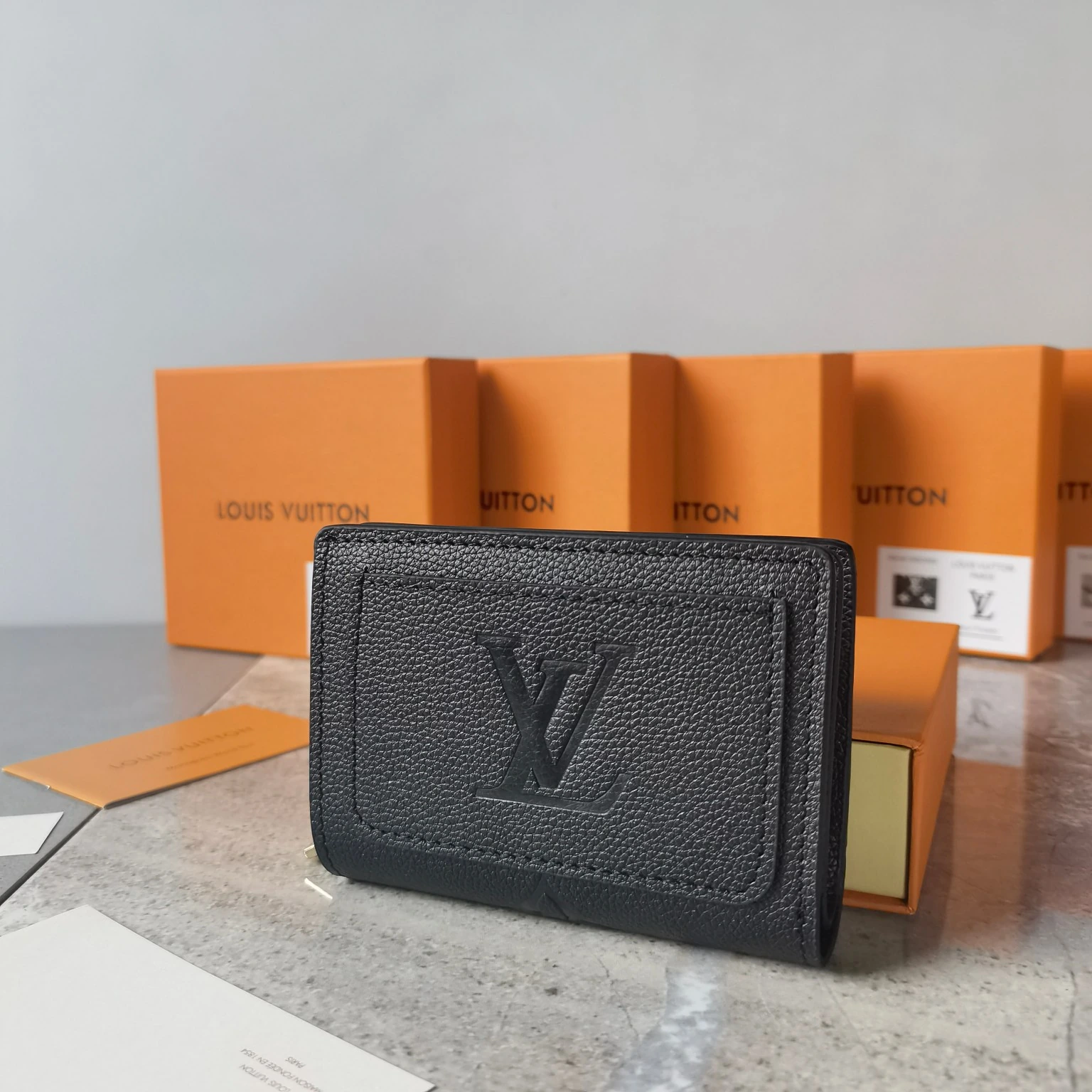 M81927 柔らかな「Monogram Unplant」レザーでリニューアルされた「Portefeuille Claire」。美しい質感の牛革に、2色で彩られたモノグラム柄のエンボス加工が際立っています。紙幣用コンパートメント、ファスナー付き小銭入れ、カードスロット6つなど、コンパクトでありながら実用的な機能を兼ね備えた財布です。サイズ：11 x 8.5