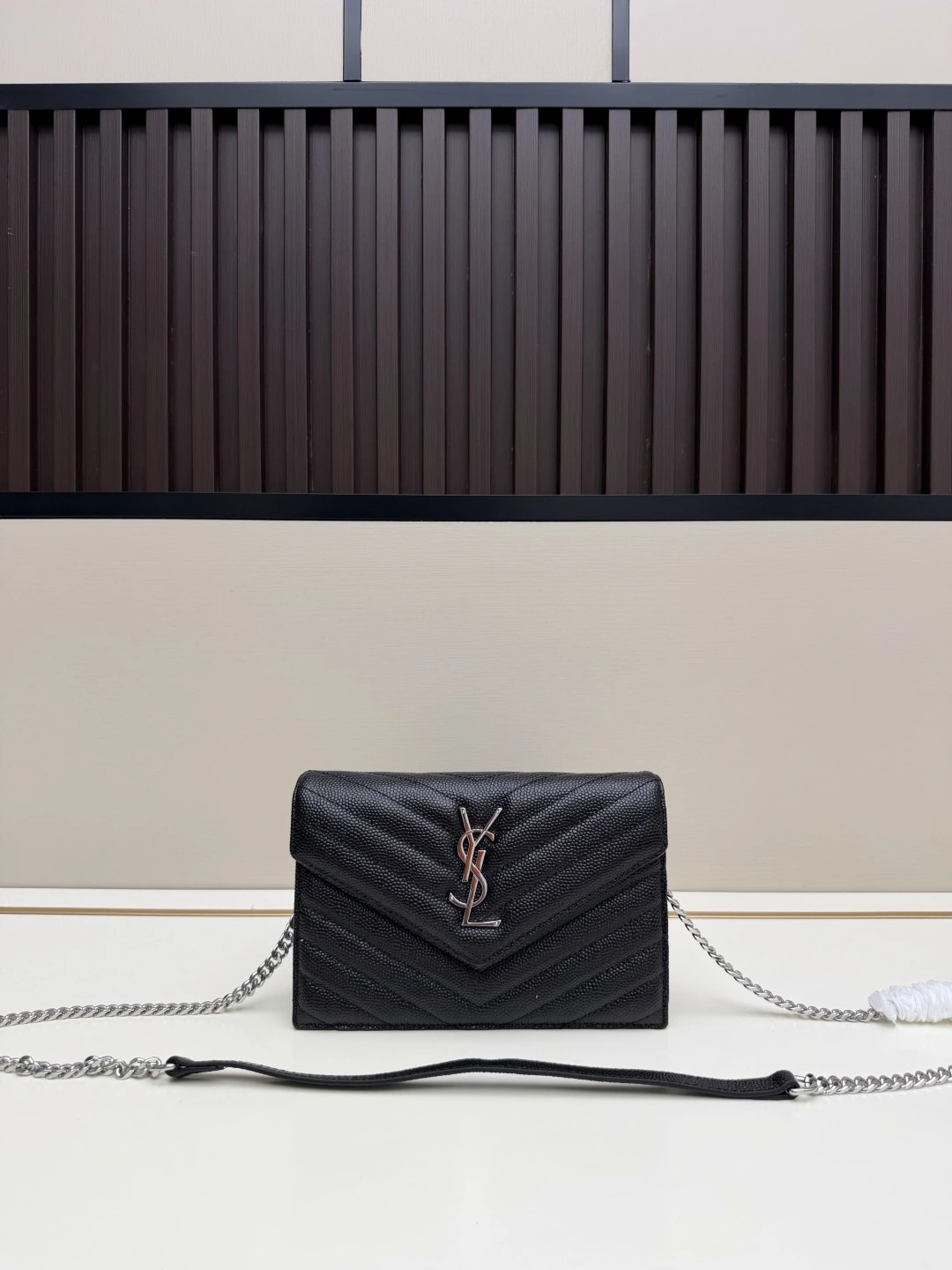 YSL イヴ・サンローランから大ヒットアイテムが登場👉 言うまでもなく(Saint Laurent)💗 チェーンバッグはファッション界で今、とてつもなく人気です。この老舗のフランス高級ブランドは並外れた魅力を持ち、LOOK 見どころが尽きません💫! 素材は輸入カーフスキン🐂、イタリア特注のロゴ刻印入り金具🔱、細部に至るまでZPの基準を忠実に再現!セレブ御用達