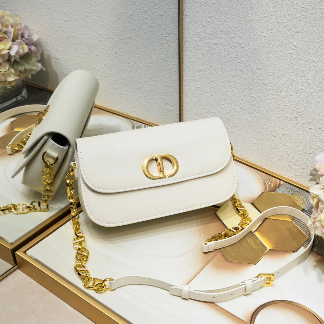 ボックス付き【品質】ディオール 豆腐バッグ Dior BOBBY 新作レトロバッグ。ヴィンテージ風の牛革の風合いと、しっかりとしたバッグ本体。アンティーク加工が施されたロック式金具がレトロ感を高め、摩耗しにくい仕様です。背面には「30 Montaigne」のエンボスロゴ入り。調節可能なCDエナメルコンビネーションチェーンがスタイルを引き立てます! モデル番号