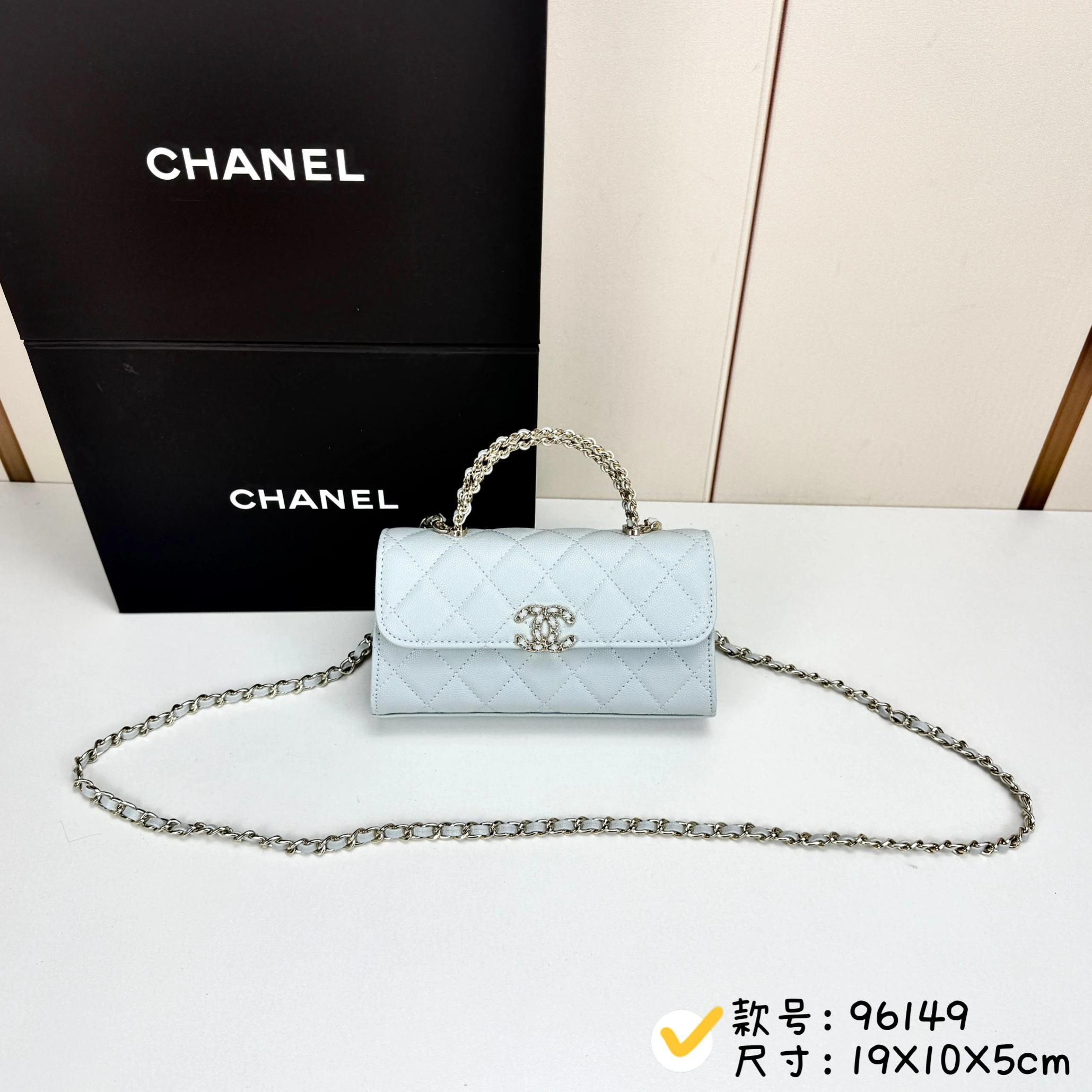 Chanel ハンドル付きケリーバッグ 革チェーンデザイン・ハンドル付き・持ち手は2本の革チェーンが交差したデザイン・ライトゴールドのクラシックな金具。手持ちもショルダーも可能です。スモール・ケリーのショルダーストラップは、平均的な身長の方にぴったりで、長すぎず、あの「太めの」モデルよりも短めです。チェーンをバッグの中に収納することもでき、手持ちならよりエレ