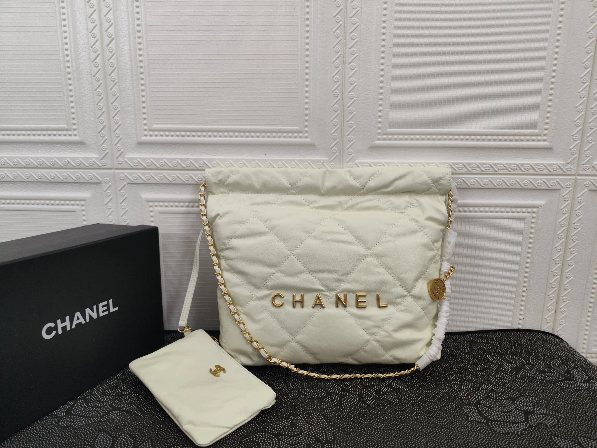 /220..CHANEL🔥!🔥!🔥!公式サイトの正規品がついに登場:モデル207-1 Mサイズ:39X42X8Cm 207-1:Sサイズ:35X37X7Cm:2022年春の新作在庫あり:牛革シリーズ。仔牛革の美しい光沢と、滑らかで繊細な肌触りが心地よい。カジュアルなドローストリング付きボディバッグで、大容量かつスタイリッシュでどんなスタイルにも合わせやすい