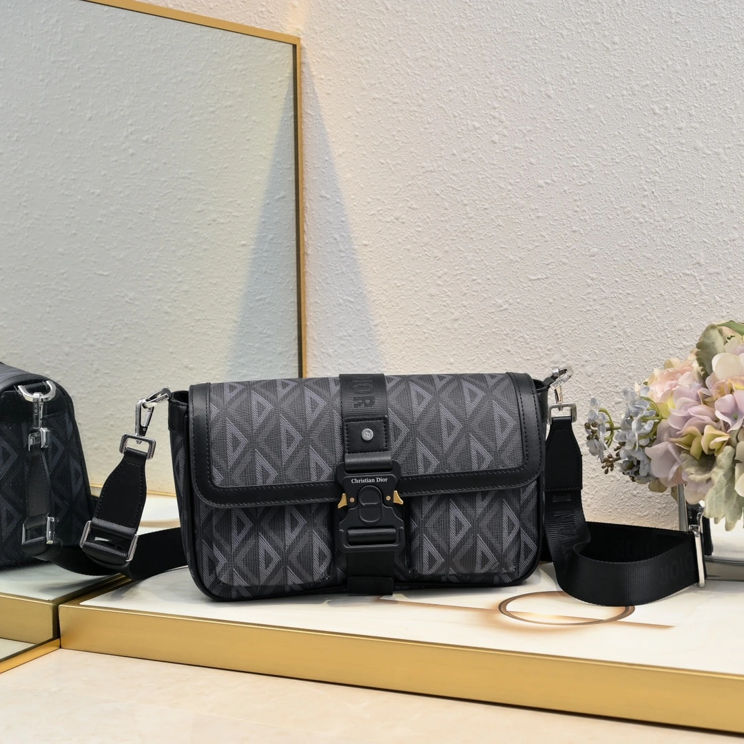 Dior-ディオール ブティックの最新メッセンジャーバッグ/クロスボディバッグ😄公式サイトと同期。このDior「Hit the Road」メッセンジャーバッグは今シーズンの新作で、モダンなスタイルとDiorのオートクチュールの精神が見事に融合しています。ブラックのCD「Diamond」パターンのキャンバスと滑らかなカーフレザーを丁寧に使用して作られており、フ
