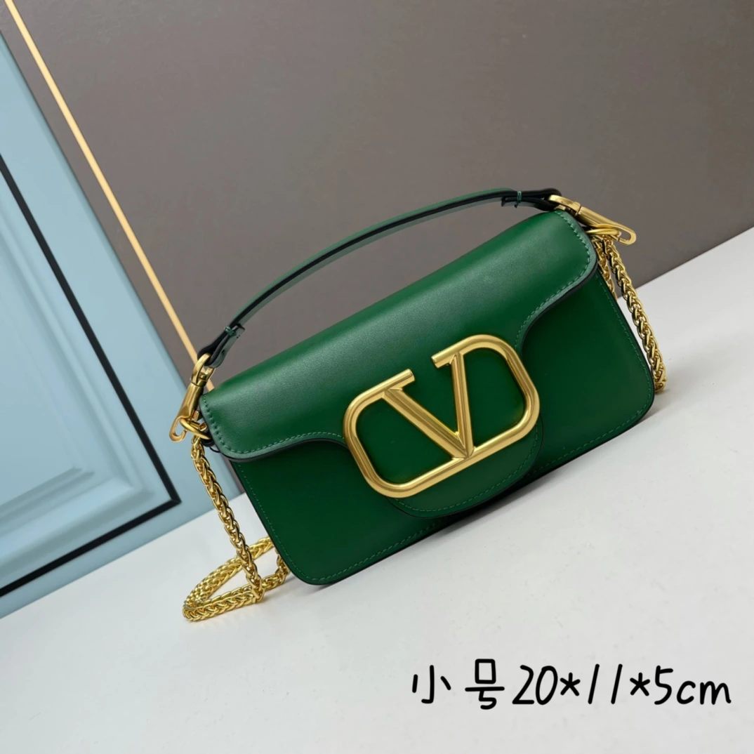 小サイズ ロット番号19210【520厳選】VALENTINO 華家 レディースMINILOCO カーフスキン新作。メタルチェーンと上質なレザーが織りなすユニークなダブルハンドル。ハンドルを外せばクラッチバッグとしても使用可能。多彩なスタイリングが楽しめる、実用性とファッション性を兼ね備えたアイテム。 Garavani Stud Sign ソフトレザーショル