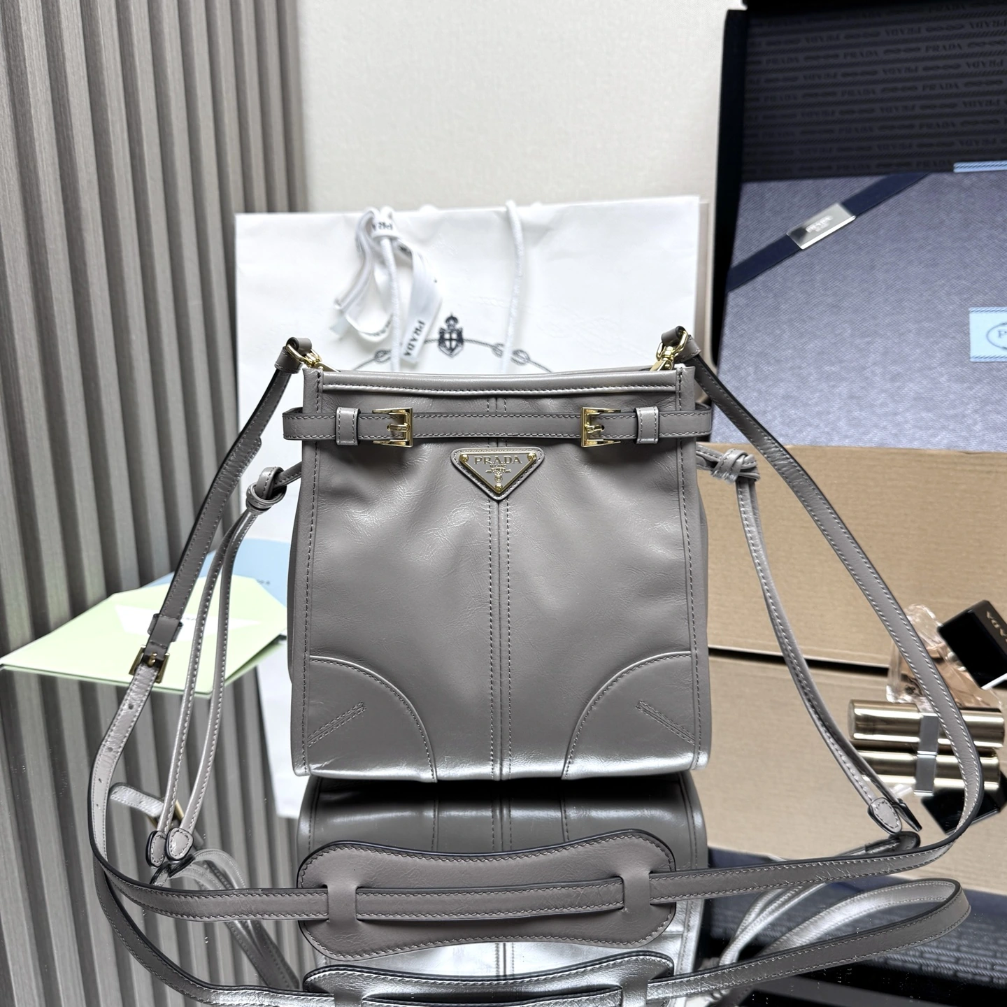 🎉新作1BH229 ミニショルダーバッグ🎉 Sot Lux オイルレザー🎉🎉🎉 象徴的なデザインが一新:Bonnieバッグはショルダーストラップ付きのシルエットで、そのスタイリッシュで多機能な本質をさらに引き立てています。新しく洗練されたコンパクトなシルエットは、丁寧に仕立てられた柔らかなレザーを使用し、独特の光沢を放ちます。ユニークなストラップのディテール