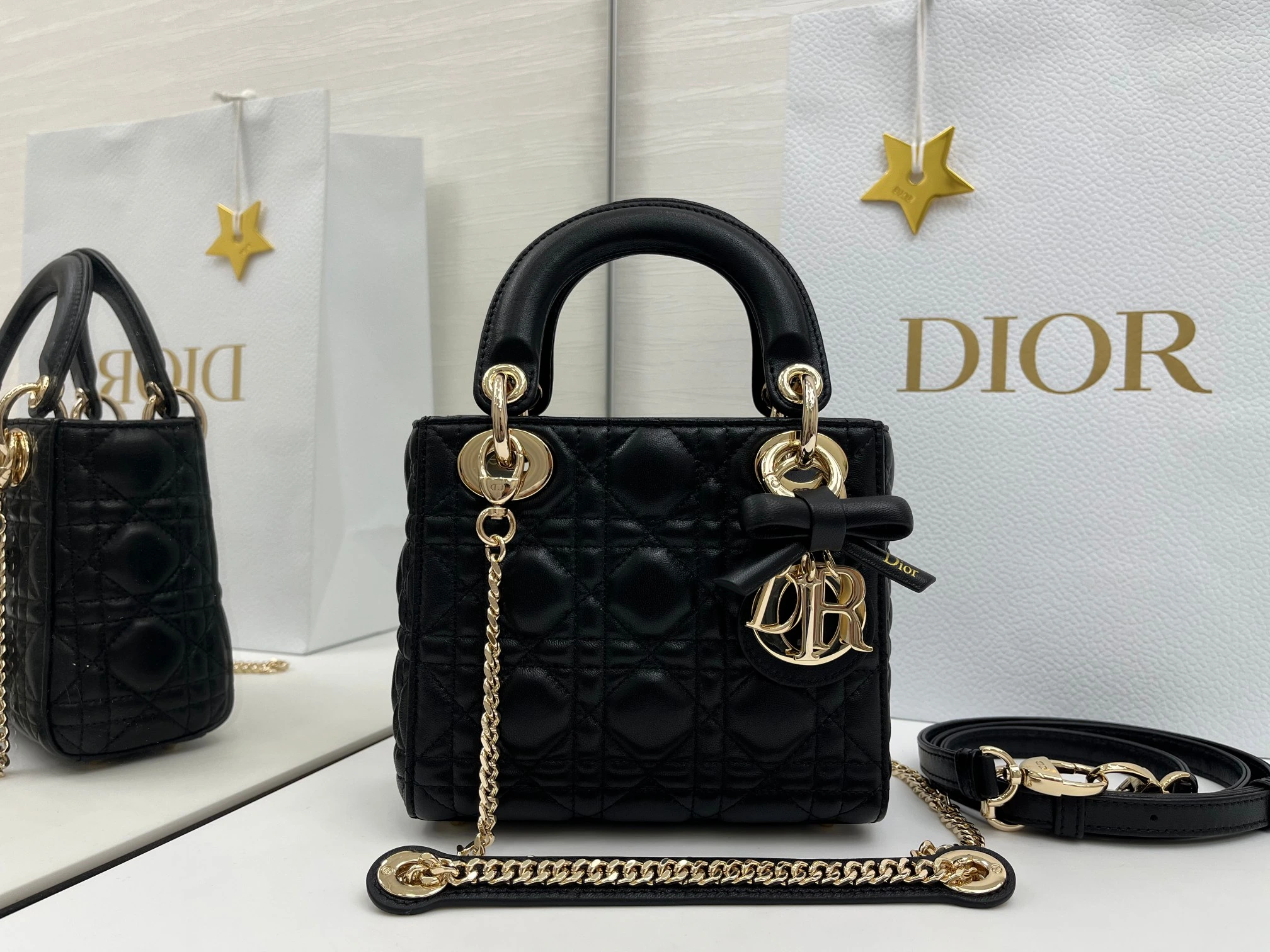 (アップグレード版 内側:羊の腱) バタフライ🦋フェスティバル❤️❤️Lady Dior 3つのコンパートメントを備えたブラックシープスキン製、シルバーの金具をあしらったクラシックなダイアナ・バッグは、Diorの優雅さと美しさに対する深い洞察を体現しています。丹精込めて製作され、ウィッカー柄のサテンステッチで目を引くキルティングディテールを施し、エレガントで