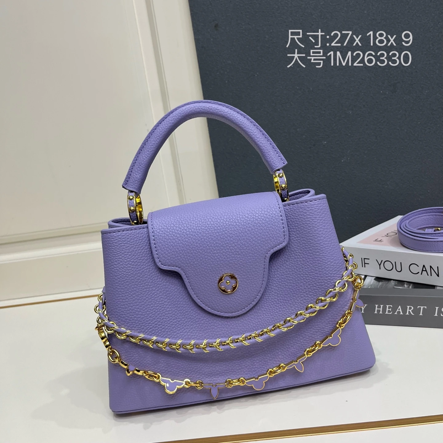ラージサイズ。この LV 「ミラージュ」エディションの「カプシーヌ ナノ」ハンドバッグは、「エクセプショナルズ」コレクションに属し、サテン仕上げのタウリヨン牛革を使用しており、ディナーパーティーに最適な一品です。モノグラム・フラワーがクリスタルのようなきらめきを放ち、メタル製の LV の文字がさらに華やかさを添えています。内側にはポケットと鏡が備わり、多彩な