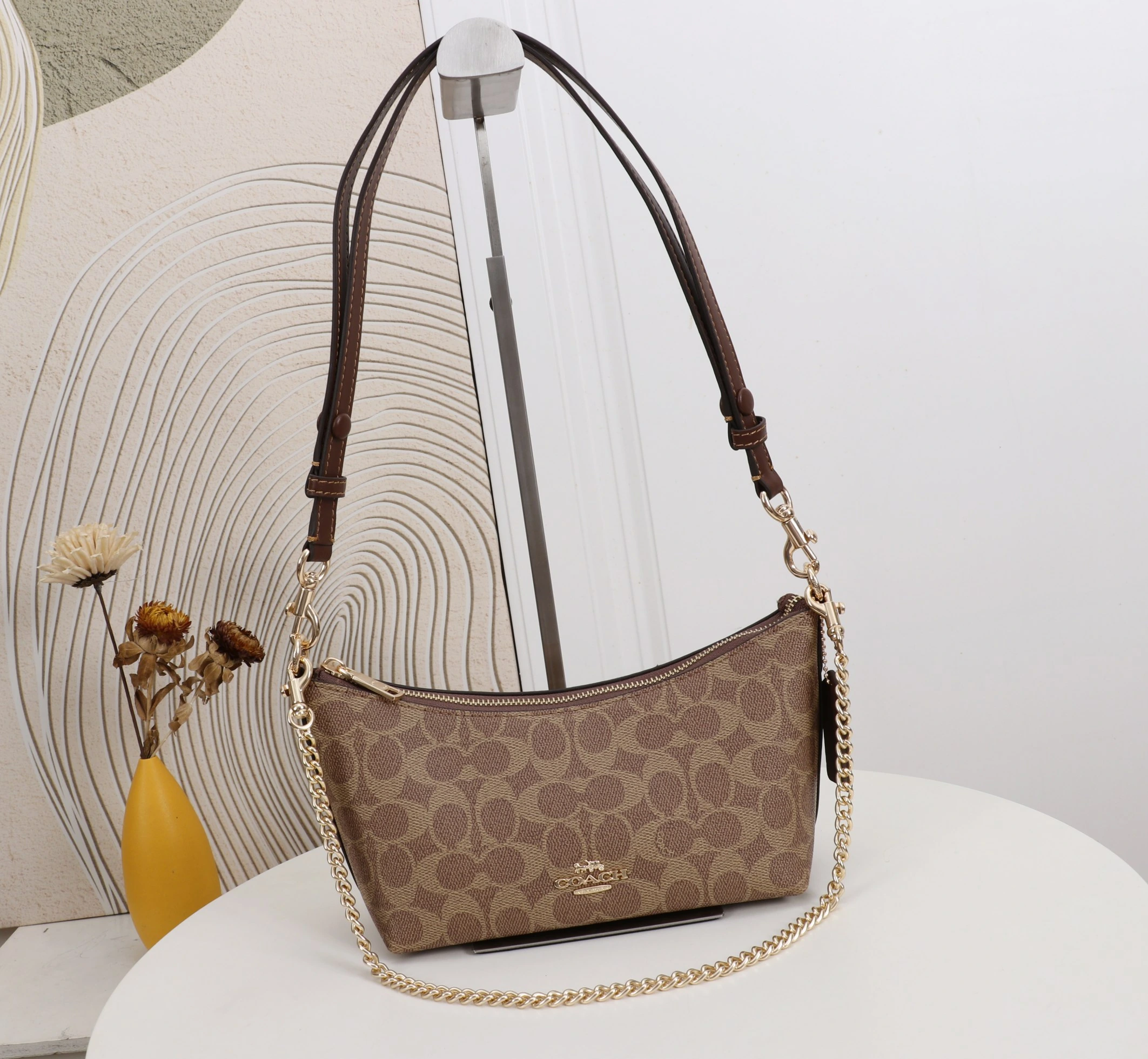 Coach カイトリン（Caitlin）24号シリーズのショルダーバッグ。小さなチェーンストラップ付きで、手持ちや脇に挟んで持ち運ぶことも可能です。型番：CDZ88 サイズ：24×13×9cm