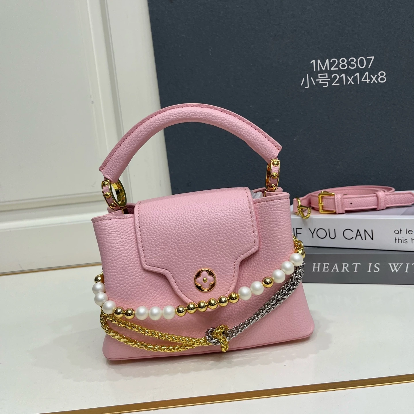 Louis Vuittonサイズ1M28307。この「カプシーヌ」ミニバッグは、繊細なタウリヨン牛革に深みのある色合いを染め上げ、ジュエリーのようなダブルメッキチェーンを組み合わせ、WhyKnorシリーズにエレガントなディナーシーンにふさわしい一品を加えています。 チェーンにはモノグラムの装飾と精巧なビーズがあしらわれています。内側に収納したり外側に折り出したりできるフラップにより、持ち方のバリエーションが広がります。 21 x 14 x 8 cm(高さ×幅×長さ)
