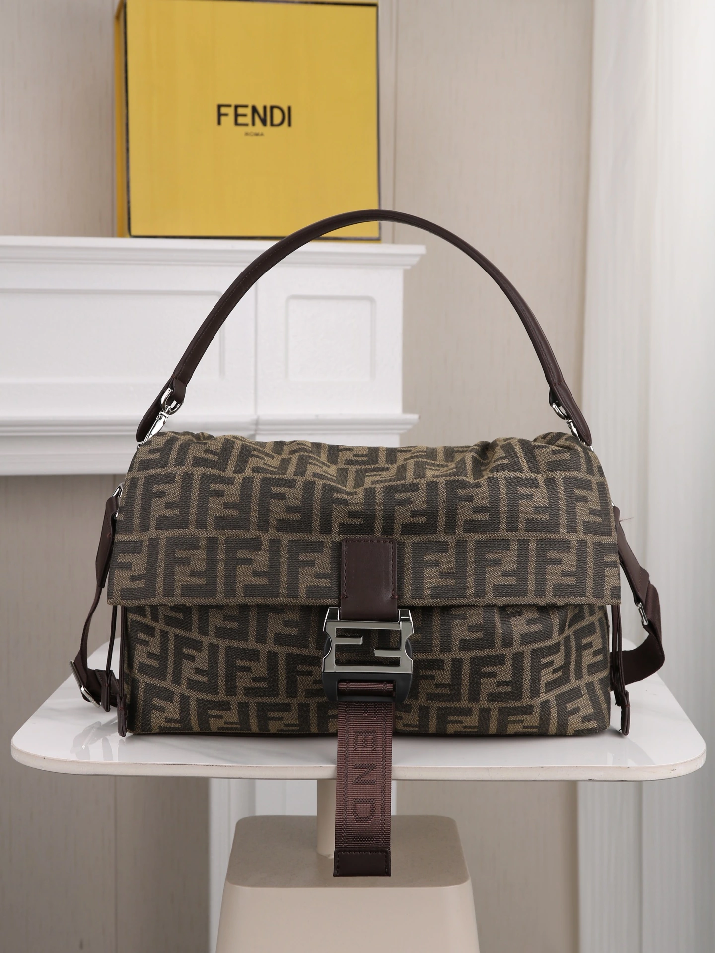 モデル1122 折りたたみボックス付き フェンディFendi Flux メッセンジャーバッグ 🖤Fendi Flux メッセンジャーバッグは、シンプルで洗練されたデザインに、象徴的なメタル製の「F」バックルが組み合わさり、非常に高い認知度を誇ります✨。ドローコードとフラップのダブル開閉で、安全かつ便利です。ショルダーストラップは長さ調節が可能で、手持ち、