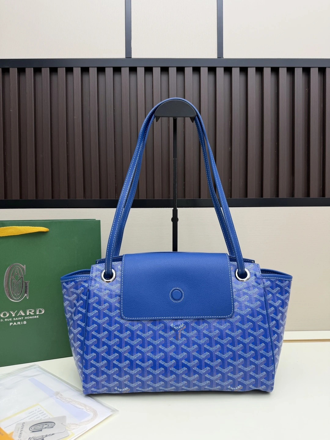 「Rouette bag(ルーエット・バッグ)」は、Goyar(ゴヤール)のモジュラーコンセプトを体現したバッグです。固定式のスライドショルダーストラップ、折りたたみ式のサイドパネル、マグネット式のレザーフラップを採用することで、22通りの異なる持ち方を可能にしています。そのため、あらゆるスタイルやニーズに応え、いつでも自由にスタイリングを変えることができま