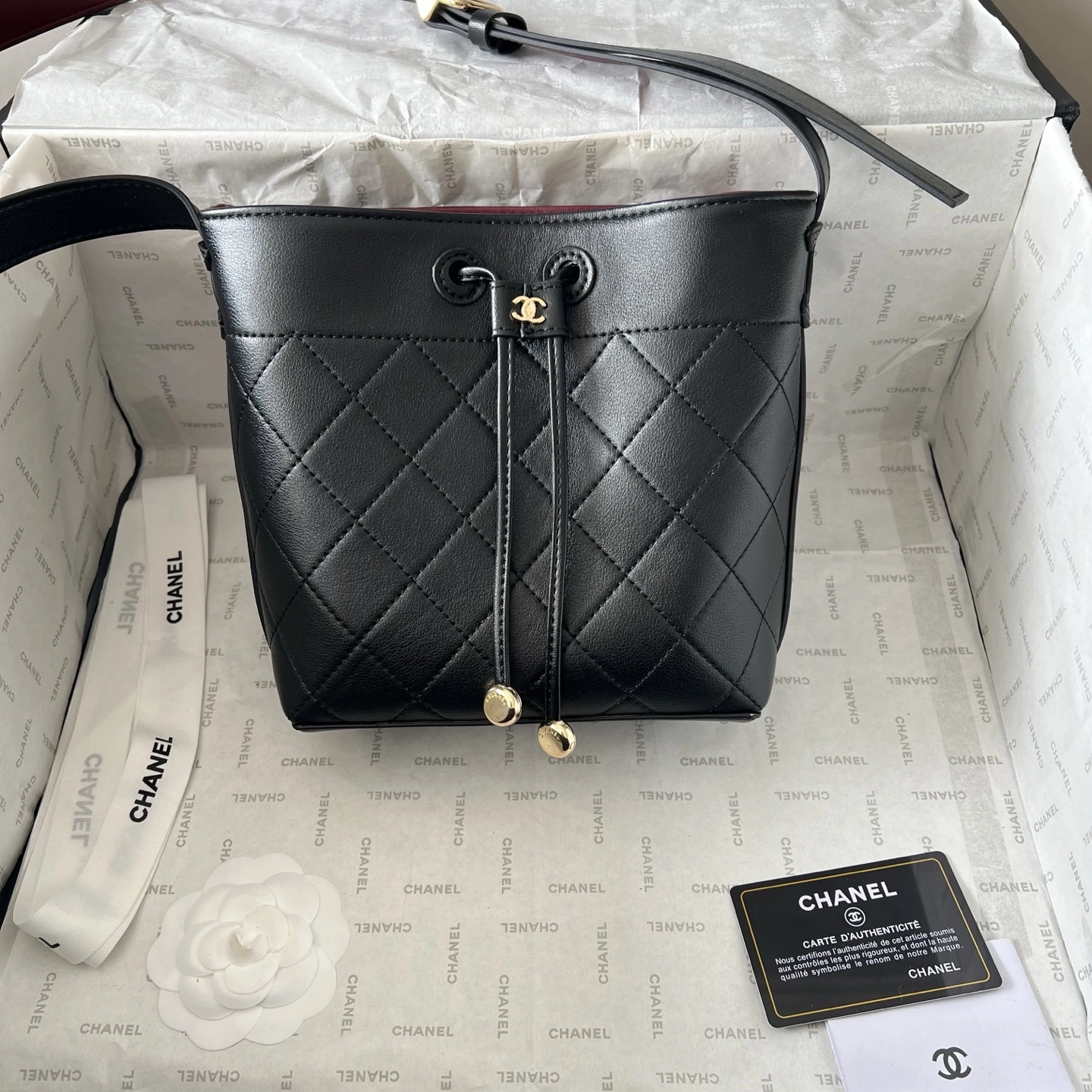 👑CHANEL26B新作バケットバッグのブラック&ゴールドがまたしても感動を呼んでいます!26Bシリーズはゆったりとしたシルエットで、~カーフレザーの肌触りが素晴らしく、柔らかなマット感が特徴。バケット型のボディは型崩れしにくい!ショルダーストラップは自由に長さ調節が可能~バッグの側面に立体的なダブルCが施され、ブランドのアイデンティティが際立っています。同