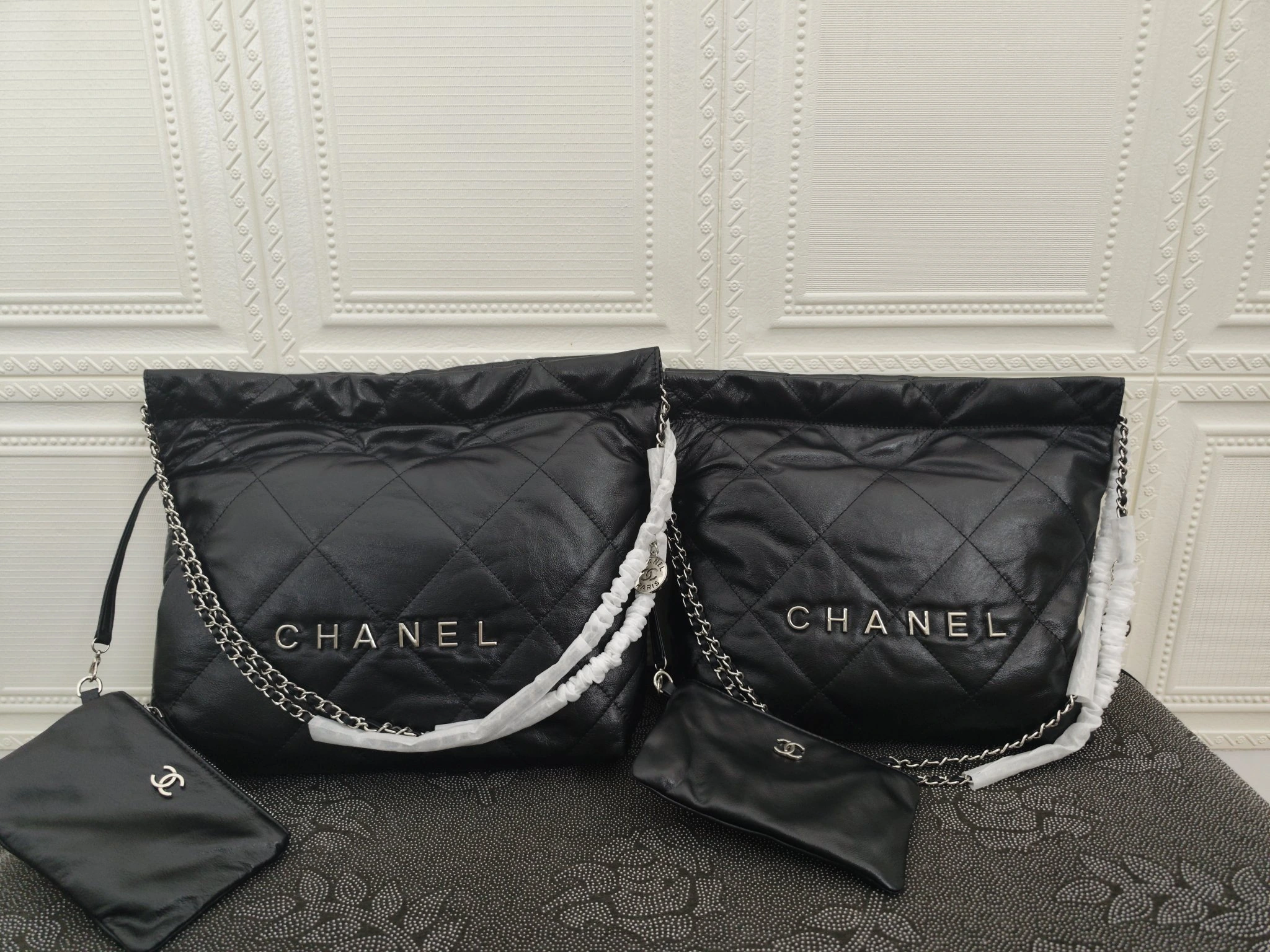 /220..CHANEL🔥！🔥！🔥！公式サイトの正規品がついに登場：モデル207-1 Mサイズ：39X42X8Cm 207-1：Sサイズ：35X37X7Cm：2022年春の新作在庫あり：牛革シリーズ、仔牛革の美しい光沢と滑らかで繊細な肌触りが心地よい、カジュアルなドローストリング付きボディバッグ。大容量で、おしゃれでどんなスタイルにも合わせやすい。商品番号2