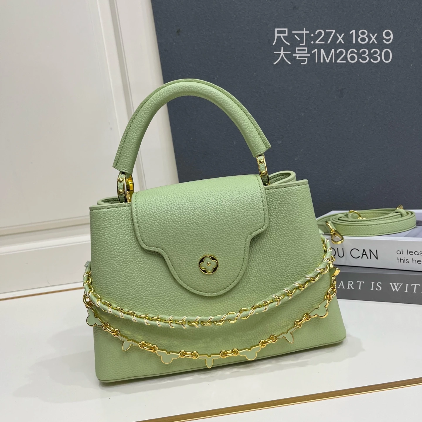 ラージサイズ。この LV 「ミラージュ」エディションの「カプシーヌ ナノ」ハンドバッグは、「エクセプショナルズ」コレクションに属し、サテン仕上げのタウリヨン牛革を使用しており、ディナーパーティーに最適な一品です。モノグラム・フラワーがクリスタルのようなきらめきを放ち、メタル製の LV の文字がさらに華やかさを添えています。内側にはポケットと鏡が備わり、多彩な