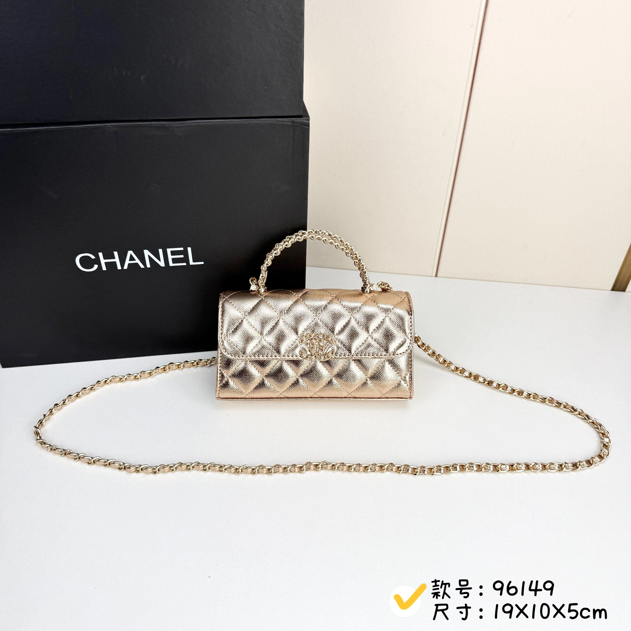 Chanel ハンドル付きケリーバッグ 革チェーンデザイン・ハンドル付き・持ち手は2本の革チェーンが交差したデザイン・ライトゴールドのクラシックな金具。手持ちもショルダーも可能です。スモール・ケリーのショルダーストラップは、平均的な身長の方にぴったりで、長すぎず、あの「太めの」モデルよりも短めです。チェーンをバッグの中に収納することもでき、手持ちならよりエレ