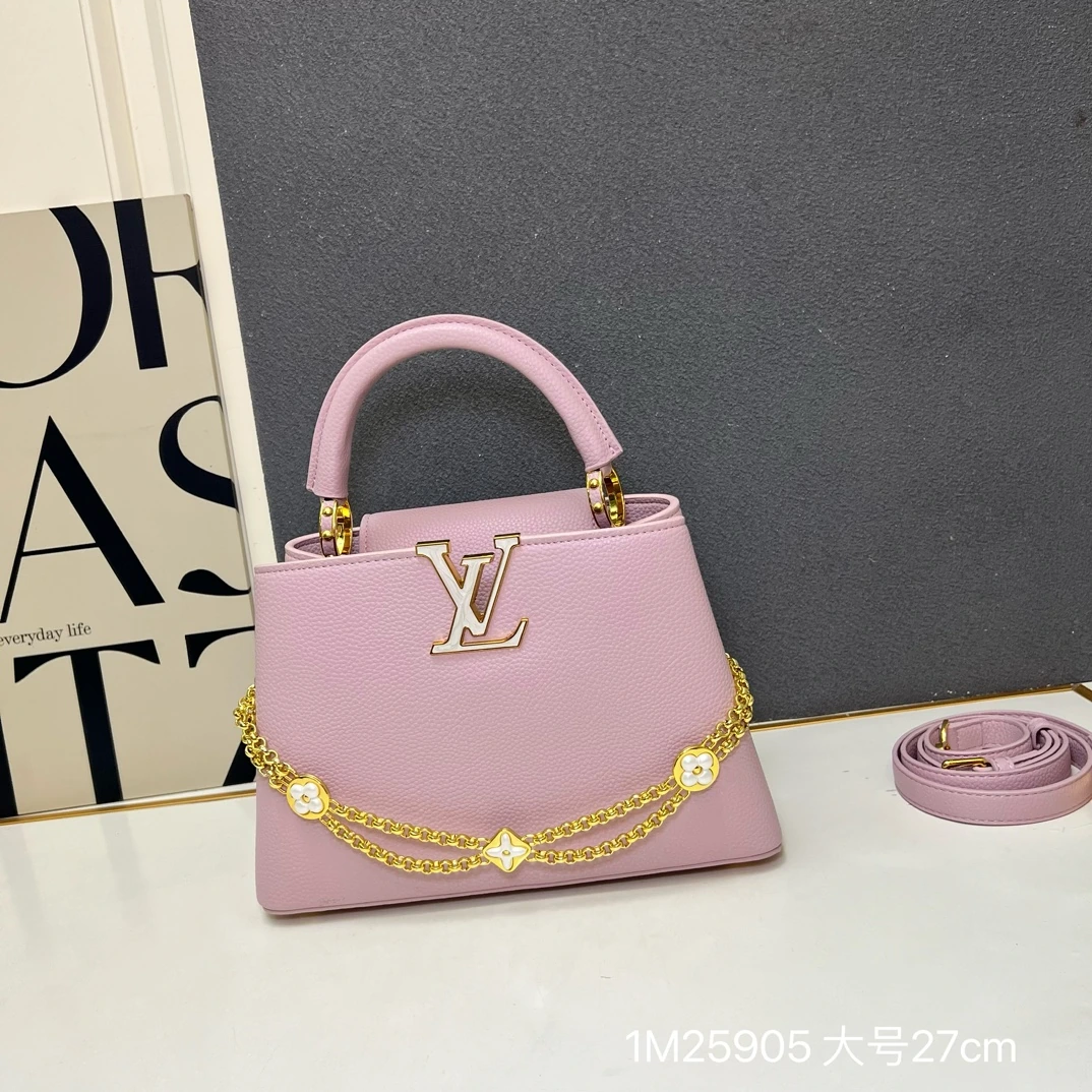 1M25905 ラージサイズの「カプシーヌBB」ハンドバッグは、バロック様式のジュエリーからインスピレーションを得て、チェーンに貝殻をモチーフにしたモノグラムの花柄をあしらい、新シーズンの「デイドリーム」コレクションの活気あふれるスタイルを際立たせています。タウリヨン牛革が繊細なフォルムを形作り、フラップは外側に開くことも、内側に折りたたむことも可能です。取