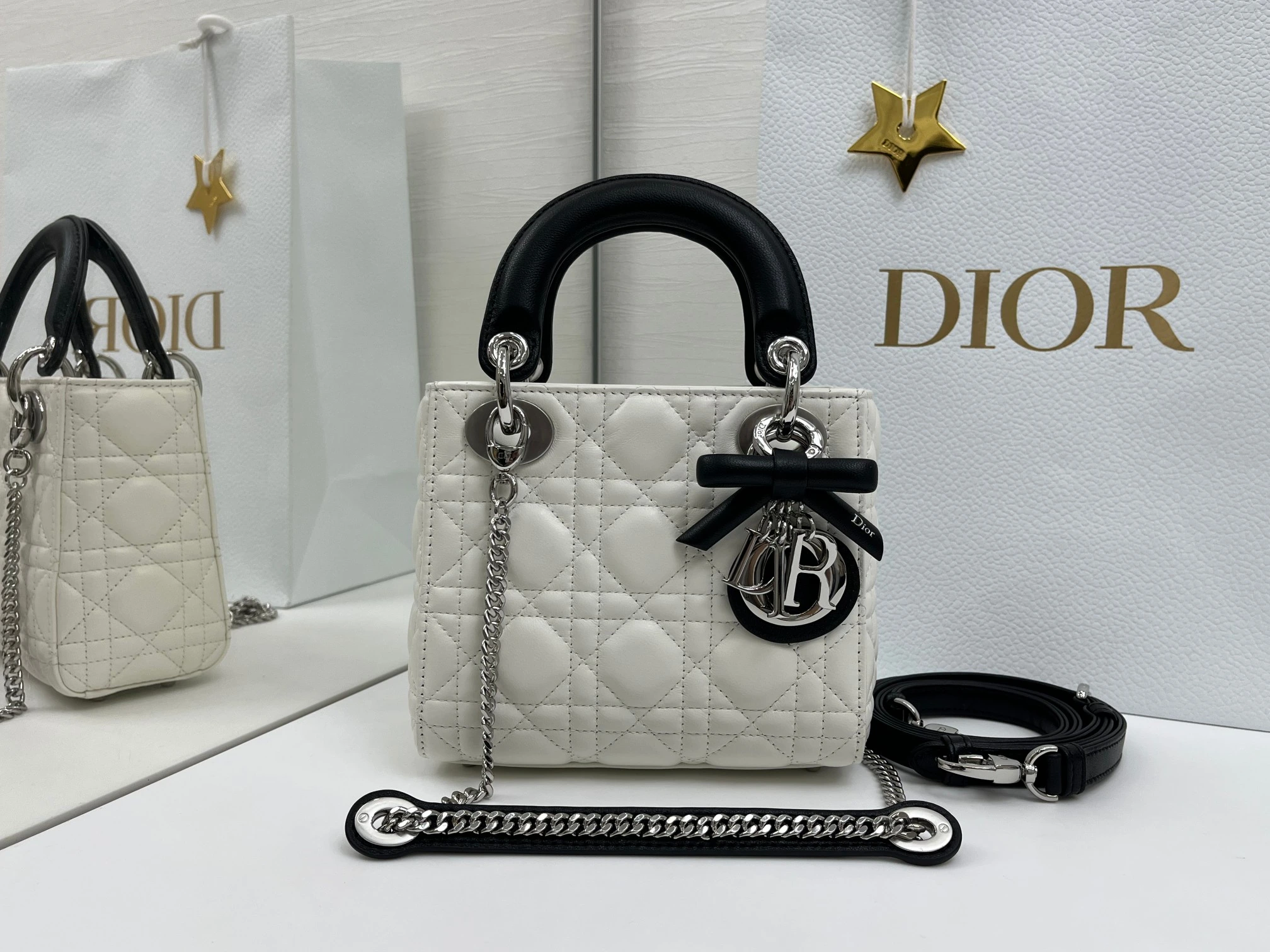 (アップグレード版 内側:羊の腱) バタフライ🦋フェスティバル❤️❤️Lady Dior 3つのコンパートメントを備えたブラックシープスキン製、シルバーバックルのクラシックなダイアナ・バッグは、Diorの優雅さと美しさに対する深い洞察を体現しています。丹精込めて製作され、ウィッカー柄のサテンステッチで目を引くキルティングディテールを施した、上品でクラシックな