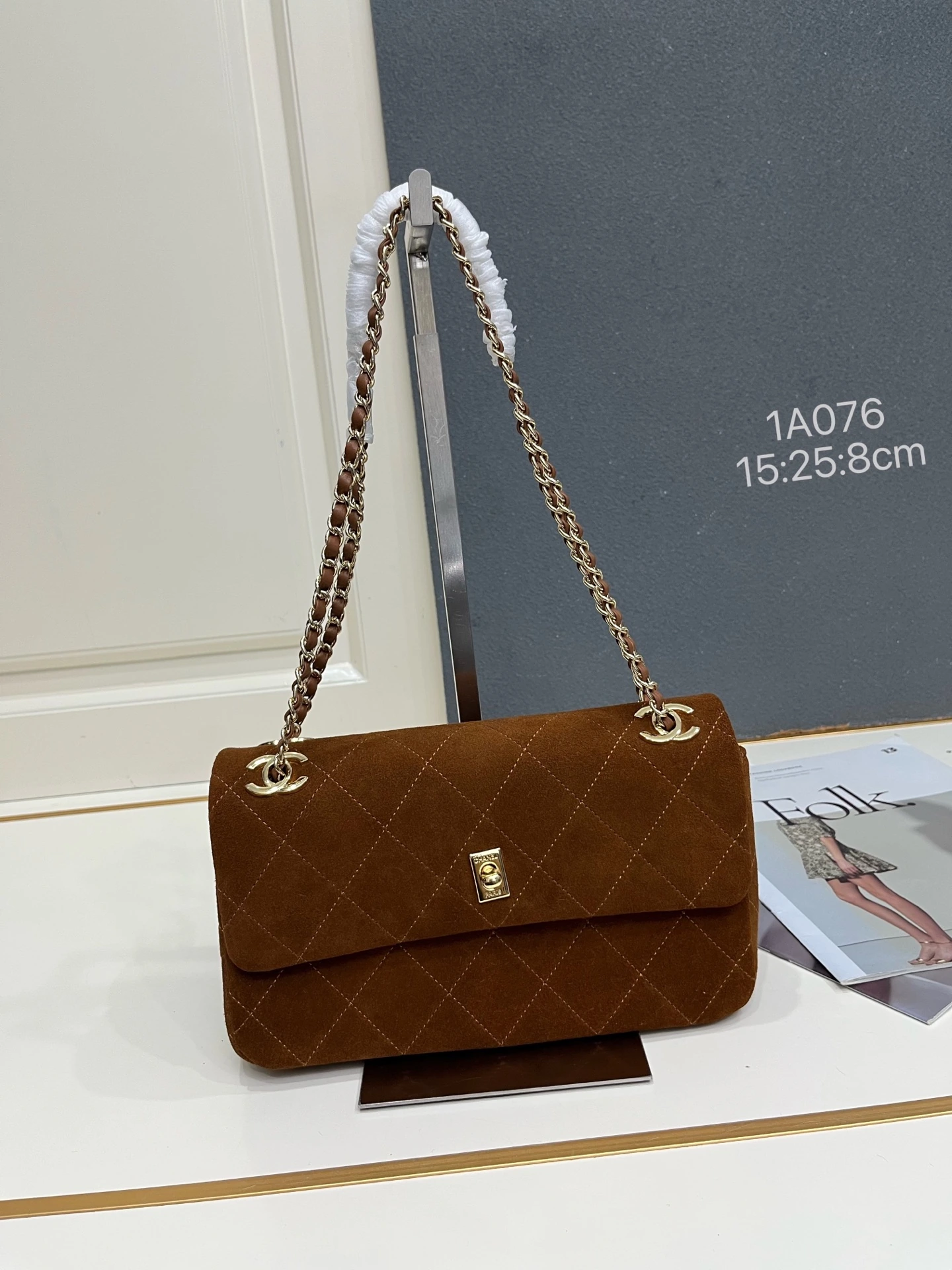 レザー、スエード ロット19260 デニム ロット19230 𝐂𝐡𝐚𝐧𝐞* 𝟐𝟔𝐀 デニムバッグ サイズ15*25*8cm 品番1A076 26a 中古 ダイヤモンドキルティングチェーンバッグ デニム+クラシックなダイヤモンドキルティング メタルチェーンとダブルCロゴが際立つ✨ ゴールドの留め金デザインで質感抜群。サイズも程よく、通勤や日常使いにぴったり。チ