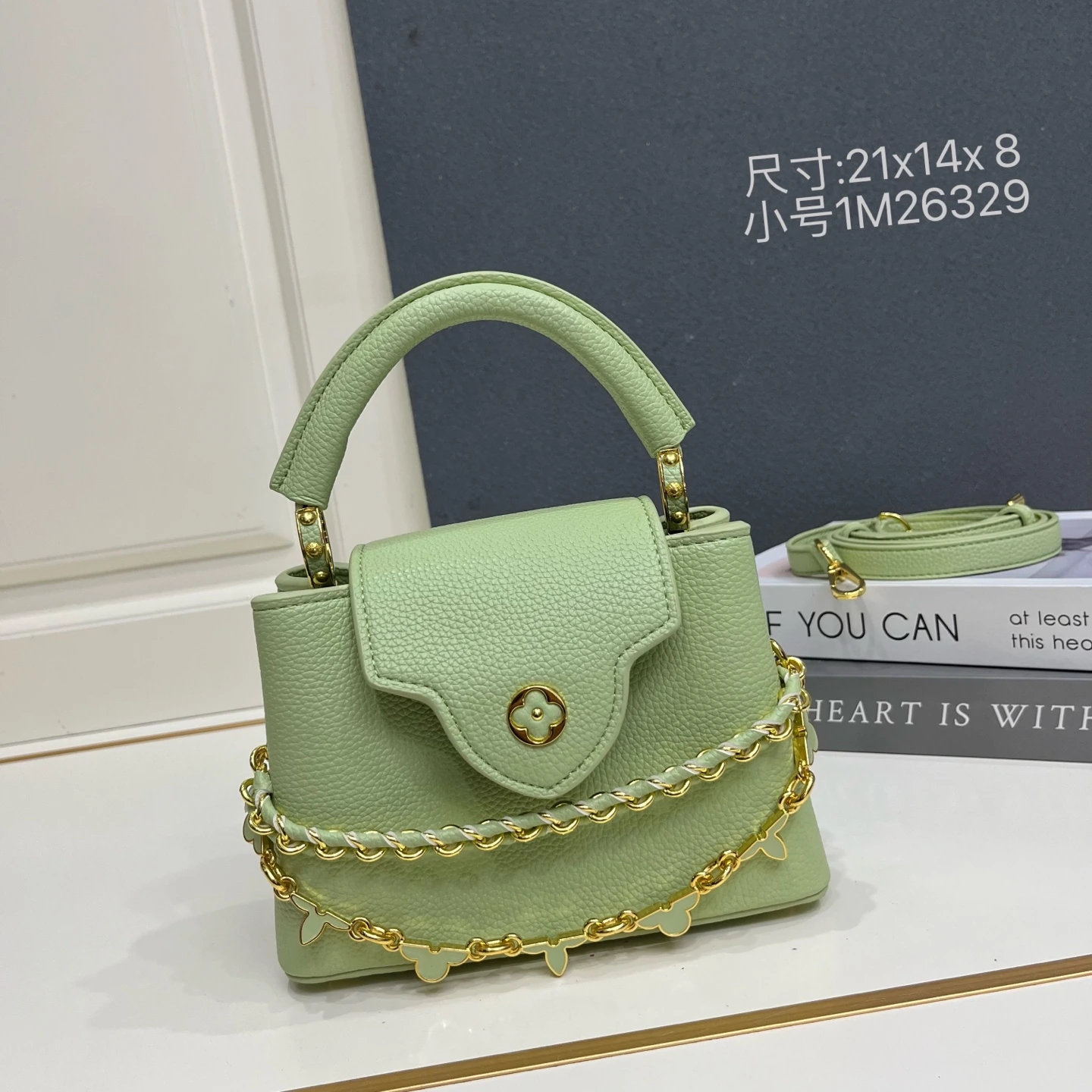 スモールサイズ。この LV 「ミラージュ」エディションの「カプシーヌ ナノ」ハンドバッグは、「エクセプショナルズ」コレクションに属し、サテン仕上げのタウリヨン牛革を使用しており、ディナーパーティーに最適な一品です。モノグラムの花柄がクリスタルのような輝きを放ち、メタル製の LV の文字がさらに華やかさを添えています。内側にはポケットと鏡が備わり、多彩な持ち方