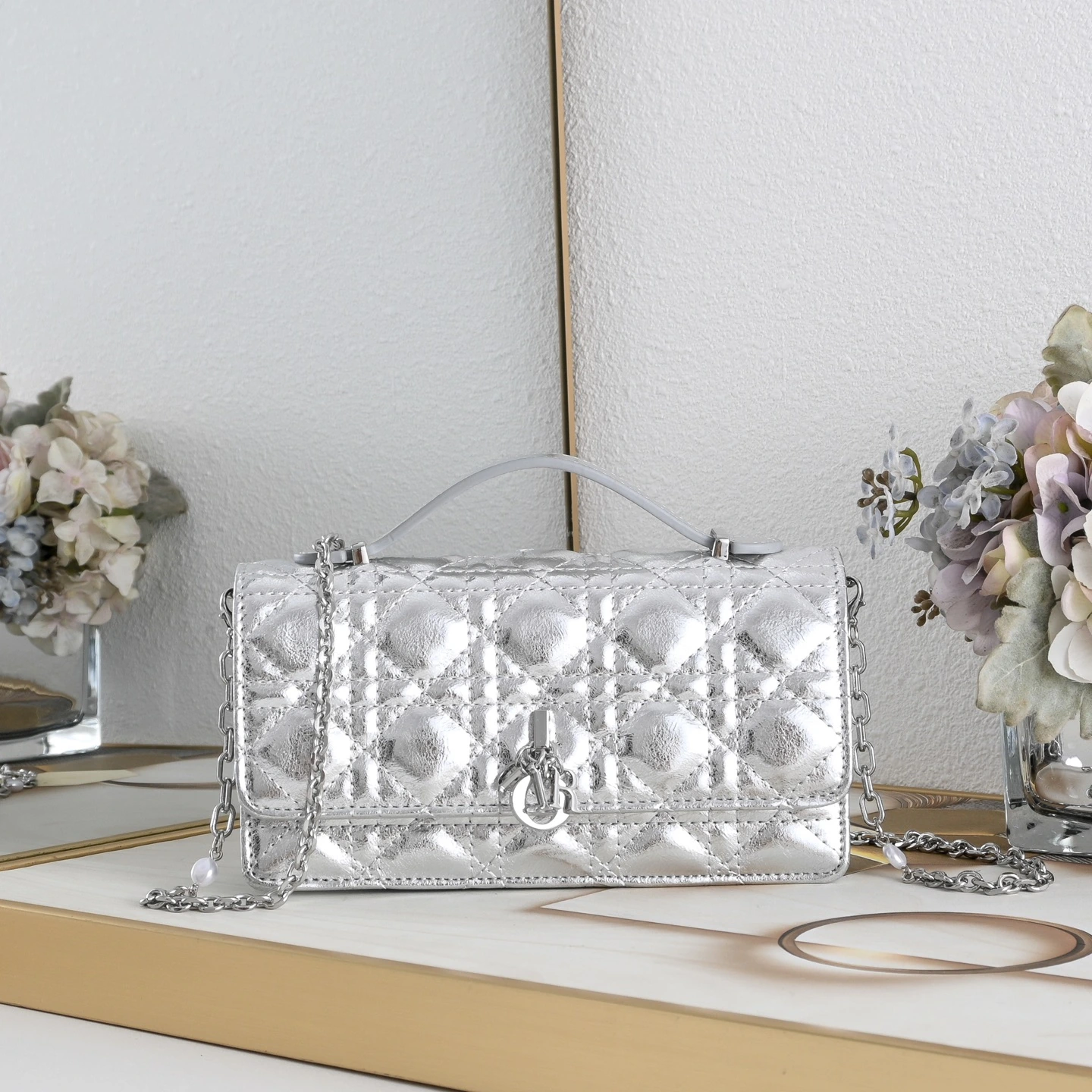 Sサイズ モデル番号:CD-2023 シープスキン レディ Dior パールクラッチバッグ ❤️❤️ 専用ボックス付き このクラッチバッグは今シーズンの新作で、上部にハンドルが付いており、エレガントで実用的。Lady Dior シリーズのラインナップをさらに充実させます。ラッカーレザーを丁寧に仕立て、ウィローパターンをあしらい、フラップデザインにD.I.O