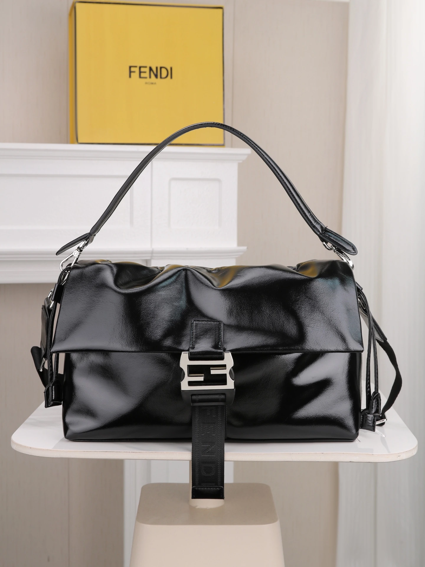 モデル1122 折りたたみボックス付き フェンディFendi Flux メッセンジャーバッグ 🖤Fendi Flux メッセンジャーバッグは、シンプルで洗練されたデザインに、象徴的なメタル製の「F」バックルが組み合わさり、非常に高い認知度を誇ります✨。ドローコードとフラップのダブル開閉で、安全かつ便利です。ショルダーストラップは長さ調節が可能で、手持ち、