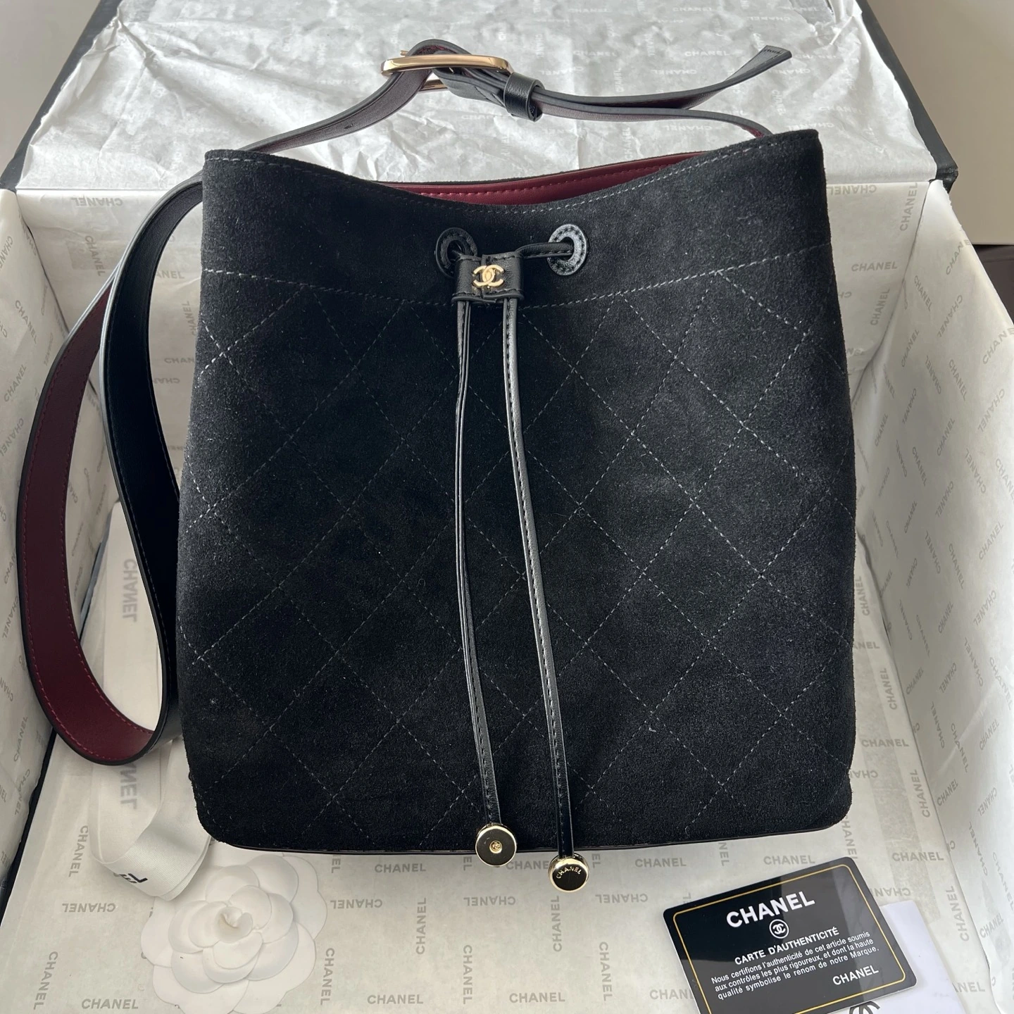 👑CHANEL26B新作バケットバッグのブラック＆ゴールドがまたしても感動を呼んでいます！26Bシリーズはゆったりとしたシルエットで、～トップグレインのマットレザーは手触りが抜群で、柔らかな霧のような質感があり、バケット型のボディは型崩れしにくい！ショルダーストラップは自由に長さ調節が可能～バッグの側面に立体的なダブルCが施され、ブランドのアイデンティティを