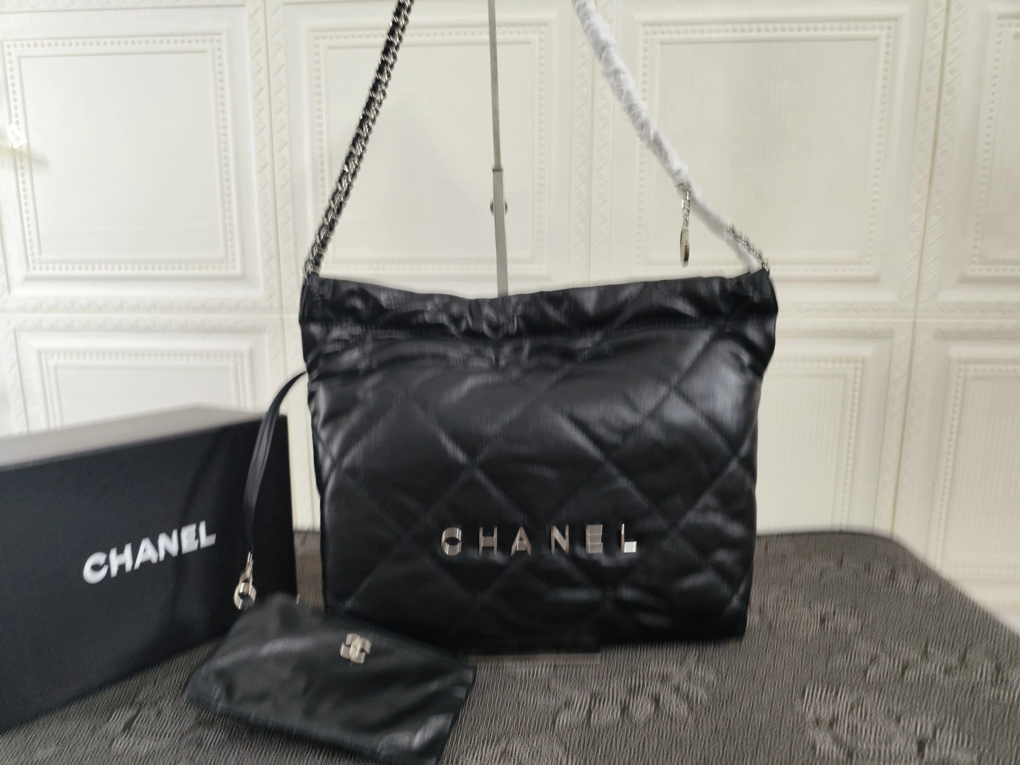 /220..CHANEL🔥！🔥！🔥！公式サイトの正規品がついに登場：モデル207-1 Mサイズ：39X42X8Cm 207-1：Sサイズ：35X37X7Cm：2022年春の新作在庫あり：牛革シリーズ、仔牛革の美しい光沢と滑らかで繊細な肌触りが心地よい、カジュアルなドローストリング付きボディバッグ、大容量で、おしゃれでどんなスタイルにも合わせやすい。商品番号2