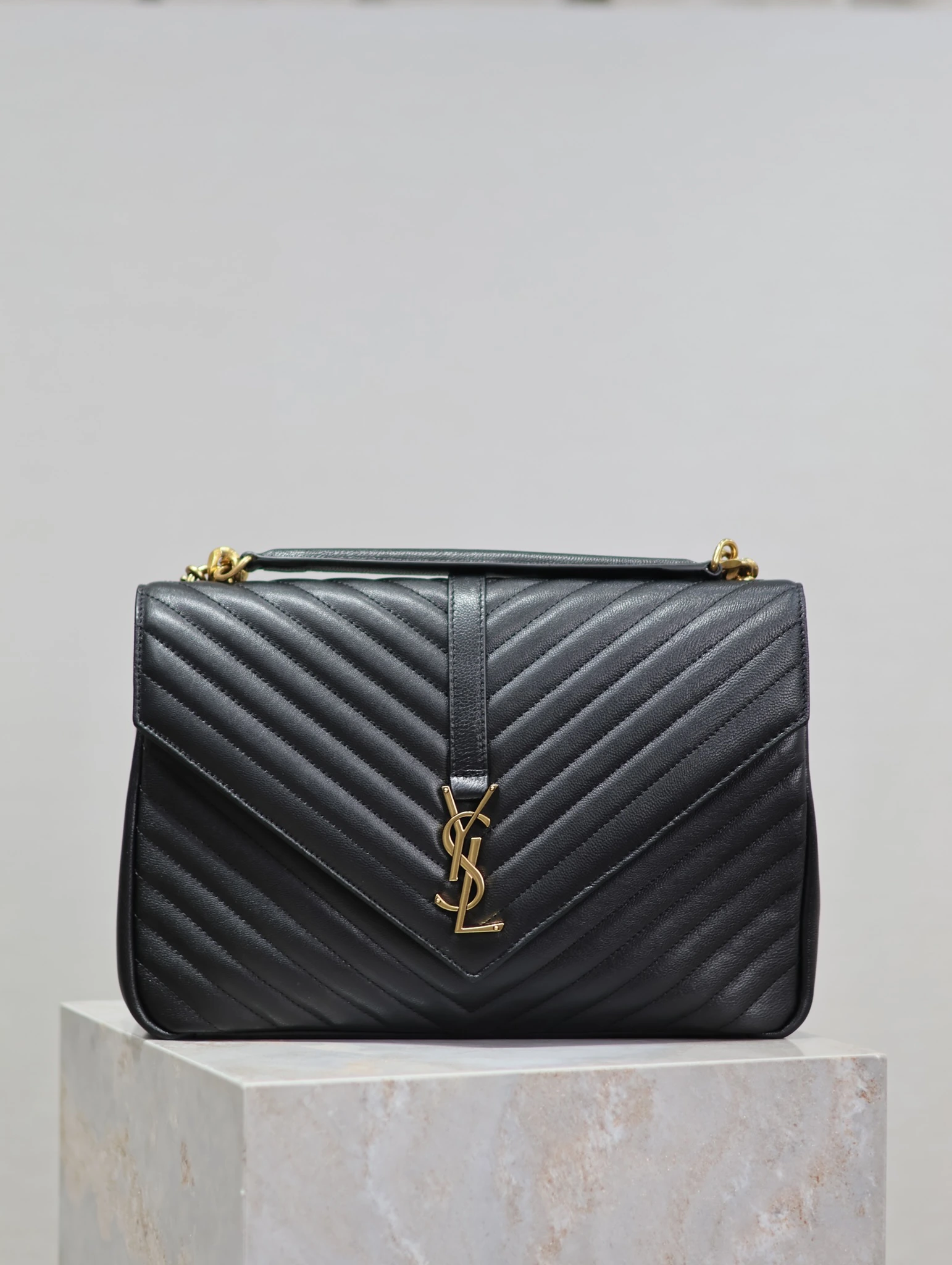 ブラック・ゴールドバックル_32cm #Monogram college# Yブランドの老舗クラシックモデル、レザーバージョンがついに登場!発売以来、今なお大人気で、その人気は衰えることを知りません!ファッション通なら誰もが一つは持っているストリートスナップの必須アイテムであり、多くのセレブやハリウッドの女神たちが選ぶ定番モデルです!どんなコーディネートでも