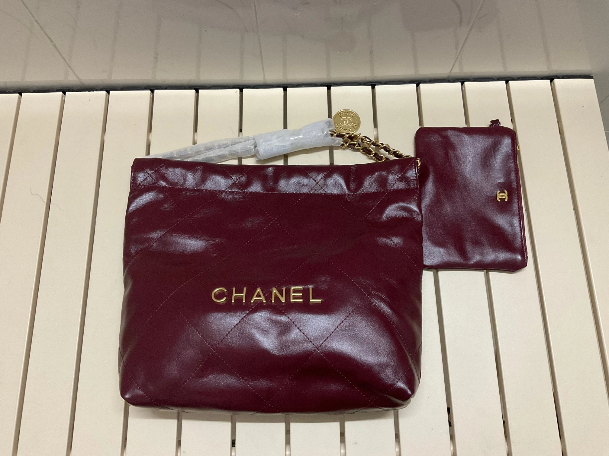 /220..CHANEL🔥!🔥!🔥!公式サイトの正規品がついに登場:モデル207-1 Mサイズ:39X42X8Cm 207-1:Sサイズ:35X37X7Cm:2022年春の新作在庫あり:牛革シリーズ。仔牛革の艶やかで美しい光沢、滑らかで繊細な肌触りが心地よい。カジュアルなドローストリング付きボディバッグで、大容量かつスタイリッシュでどんなスタイルにも合わせや