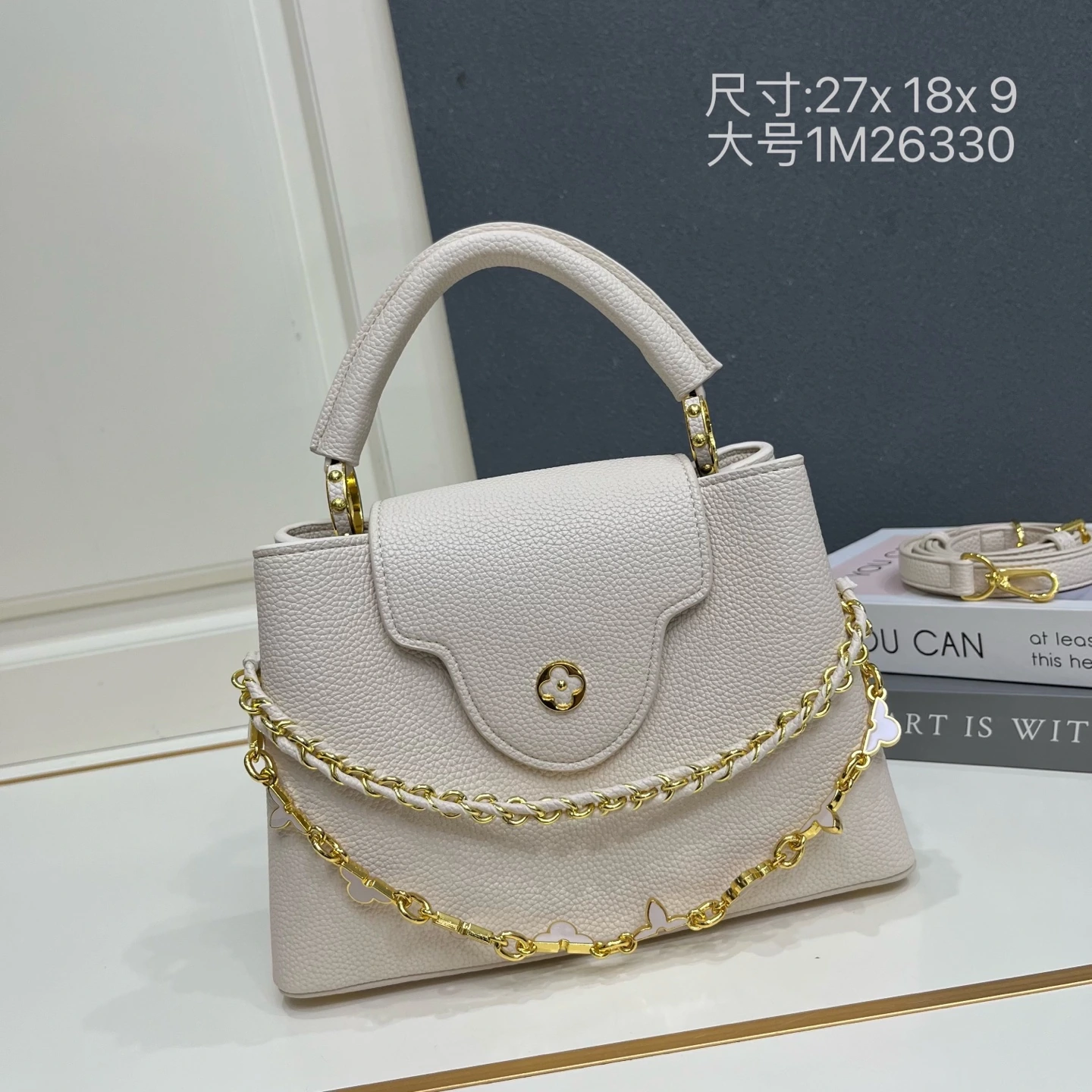 ラージサイズ。この LV 「ミラージュ」エディションの「カプシーヌ ナノ」ハンドバッグは、「エクセプショナルズ」コレクションに属し、サテン仕上げのタウリヨン牛革を使用しており、ディナーパーティーに最適な一品です。モノグラム・フラワーがクリスタルのようなきらめきを放ち、メタル製の LV の文字がさらに華やかさを添えています。内側にはポケットと鏡が備わり、多彩な