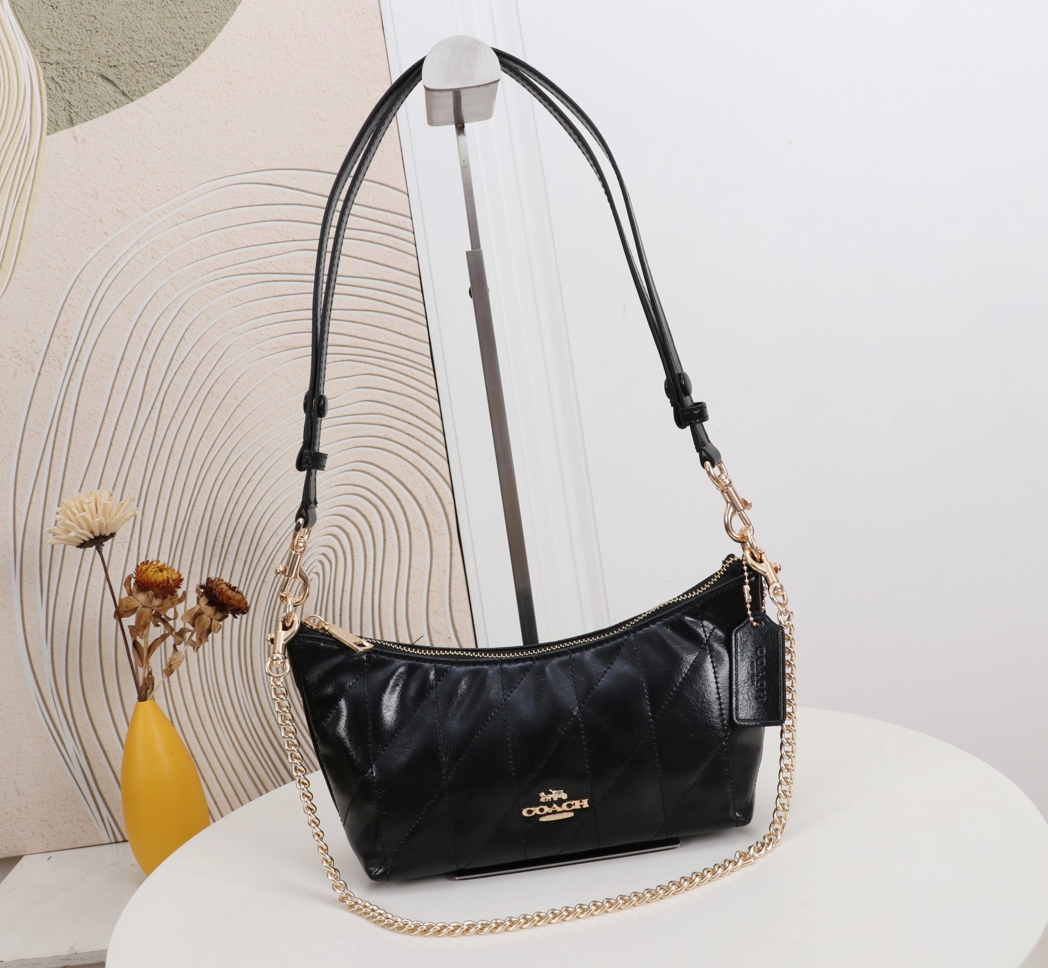 Coach カイトリン(Caitlin)24号シリーズ ショルダーバッグ。小さなチェーンストラップ付きで、手持ちや脇に挟んで持ち運ぶことも可能です。型番:CDZ88 サイズ:24×13×9cm