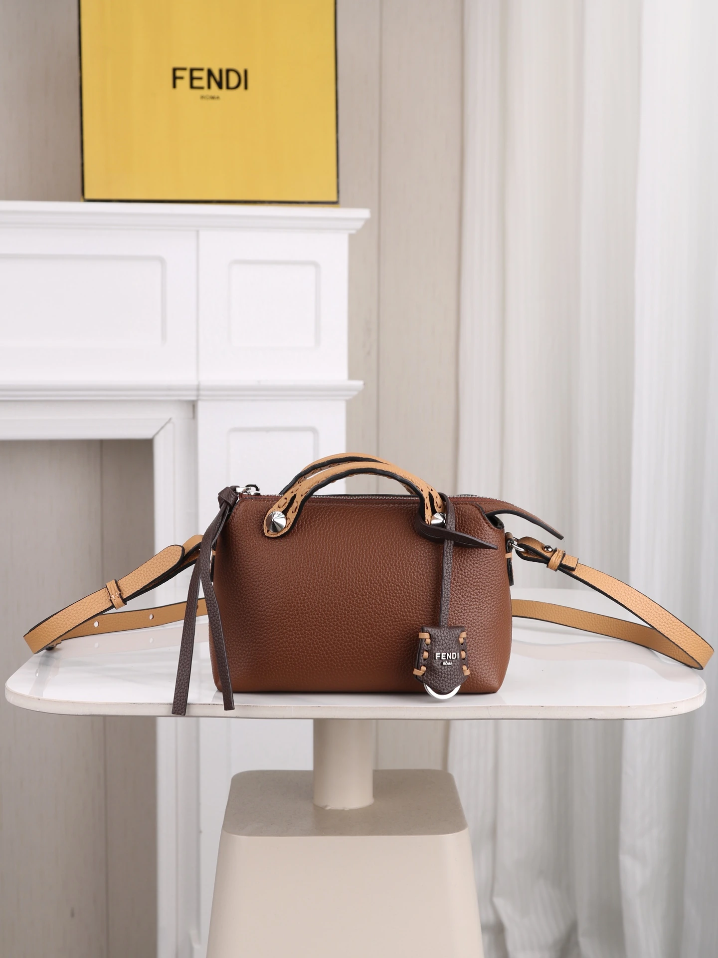 モデル1120 FENDI^ 新作ボストンバッグ~ クラシックなモノグラム柄の生地とカーフレザーを組み合わせ、ダブルハンドルとチャーム付き。長さ調節・取り外し可能なショルダーストラップ付き、上部はファスナー開閉式で、内側にはポケットも付いています。収納力も抜群です~ 型番:1011 サイズ:20/8.5/14cm80f