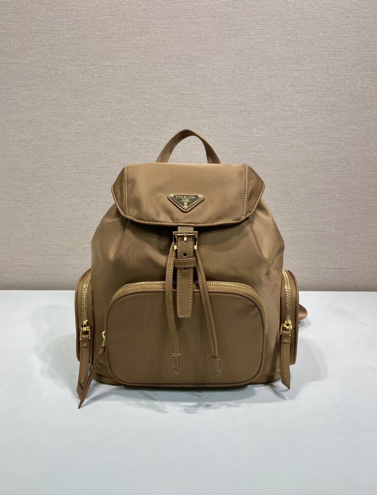 ロット番号19420 🎉新商品🎉1BZ081 リュックサック🎉🎉 このリュックサックは輸入ナイロン生地を使用しており、本体には3つのファスナーポケットが設けられています。開口部はフラップとドローコードで開閉し、金具も高品質で、収納力が高く、ポケットも豊富で非常に実用的です👍着け心地も抜群ですので、皆さんぜひお早めにお買い求めください。これもまた、いつの時代も