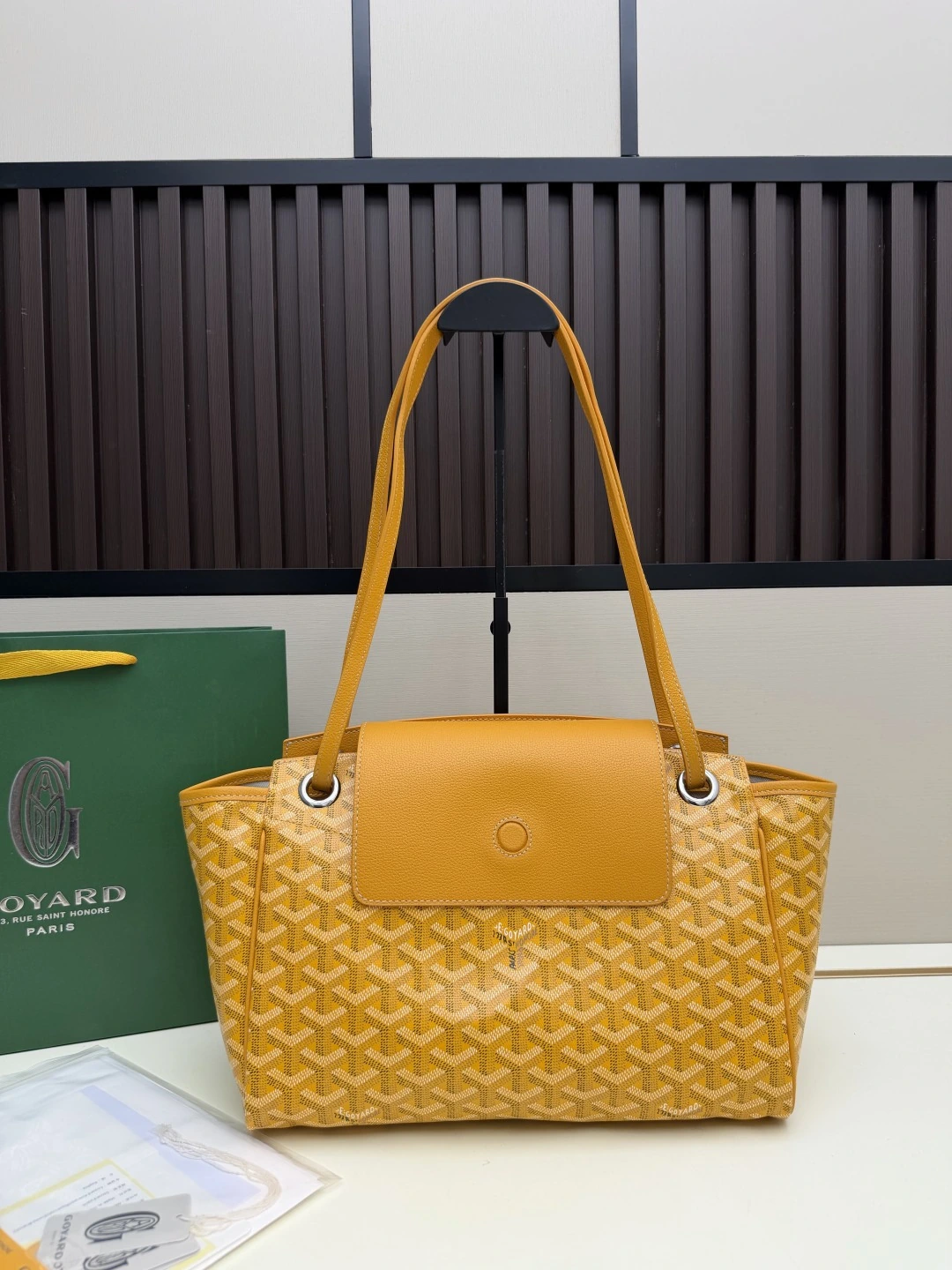 「Rouette bag(ルーエット・バッグ)」は、Goyar(ゴヤール)のモジュラーコンセプトを体現したバッグです。固定式のスライドショルダーストラップ、折りたたみ式のサイドパネル、マグネット式のレザーフラップを採用することで、22通りの異なる持ち方を可能にしています。そのため、あらゆるスタイルやニーズに応え、いつでも自由にスタイリングを変えることができま