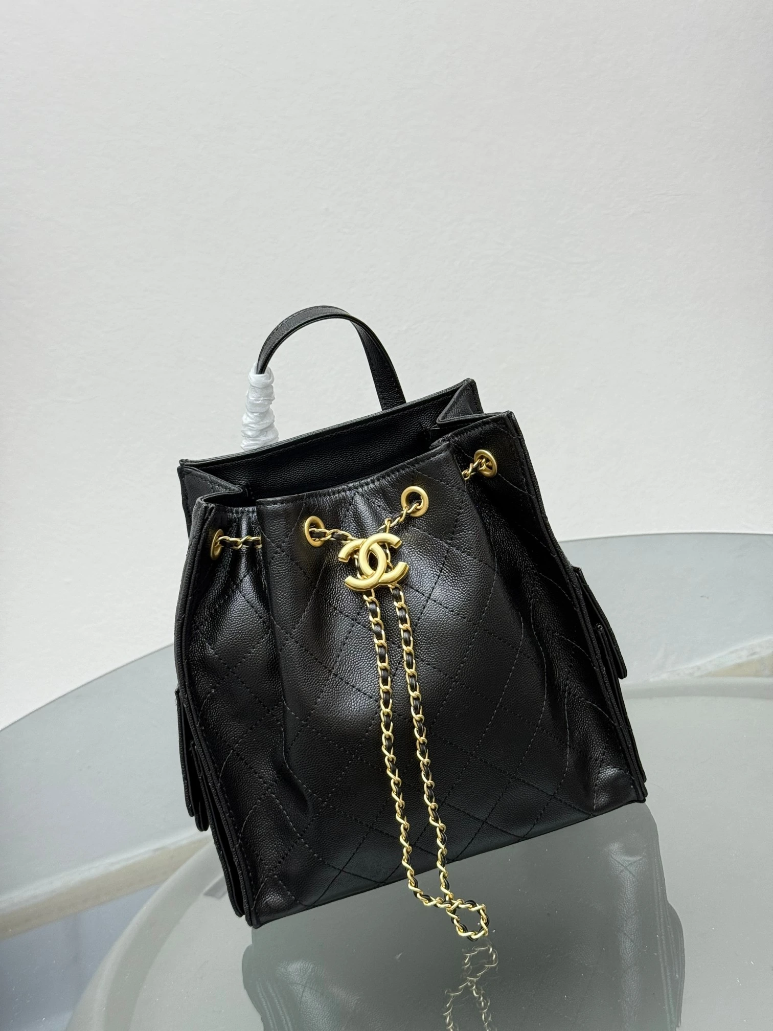 Bバックパック「25 Bag」が大ヒットしたのに続き、バックパックシリーズが新たに登場!「25 Bag」のシルエットをそのままに、従来のデザインにショルダーストラップを追加!側面には相変わらず2つのポケットがあり、開口部は引き出し式で長さ調節が可能;流麗なラインと立体的なシルエットは、25シリーズの機能性を引き継ぎ、大容量を実現。さらに開口部にはマグネット式