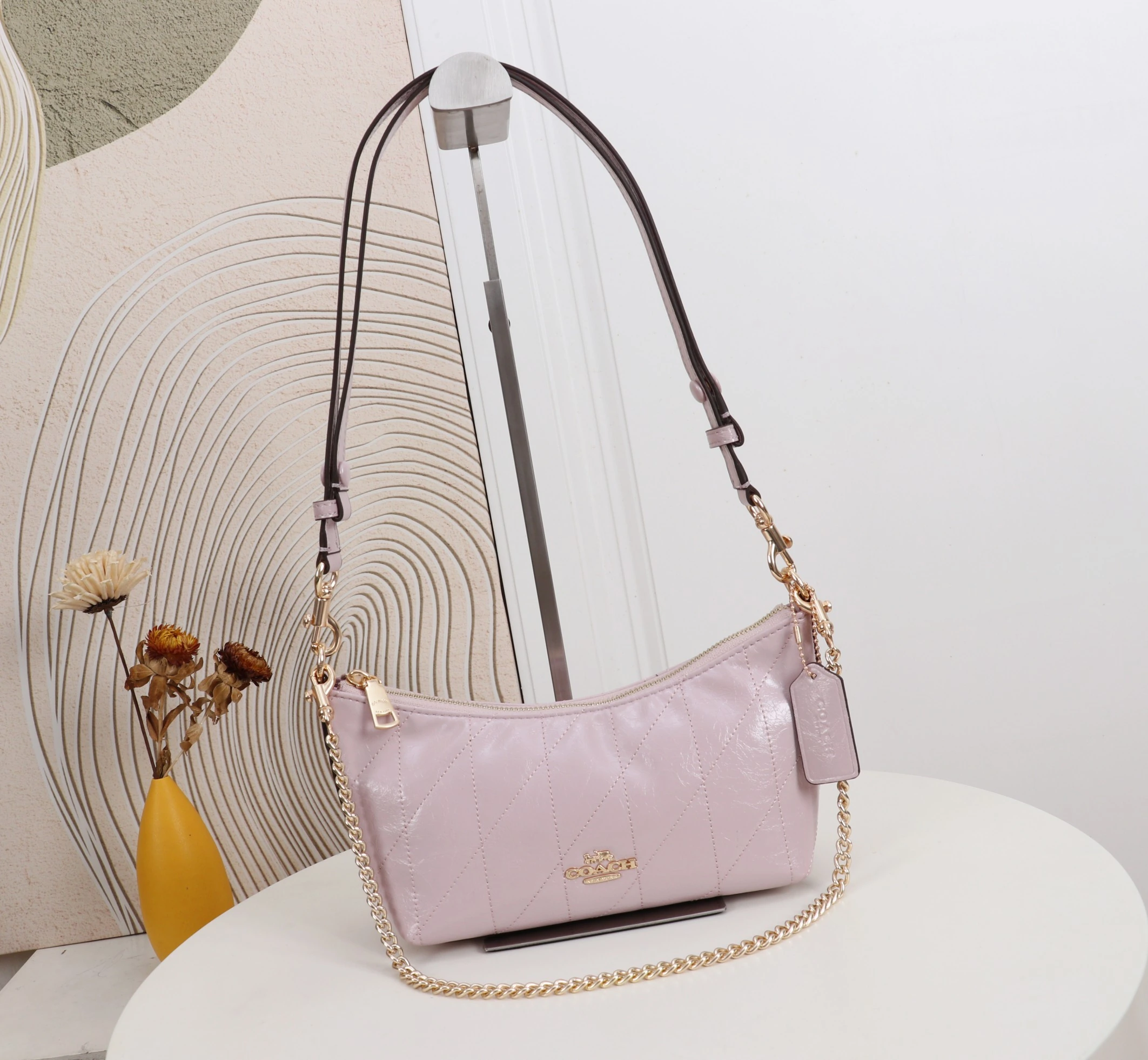 Coach カイトリン(Caitlin)24号シリーズ ショルダーバッグ。小さなチェーンストラップ付きで、手持ちや脇に挟んで持ち運ぶことも可能です。型番:CDZ88 サイズ:24×13×9cm