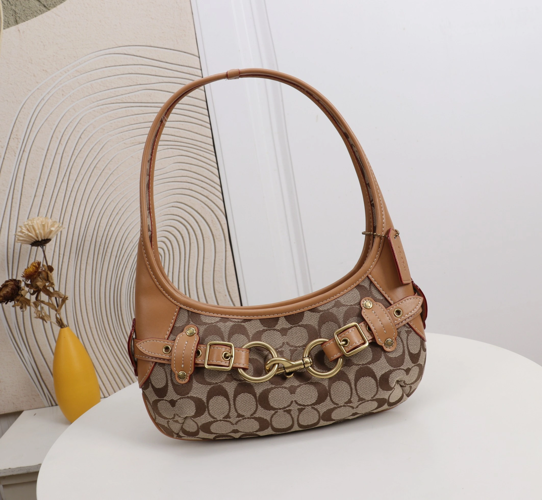 Coach コッチ シングルコンパートメント アンダーアームバッグ サイズ:26.5×11×8cm 型番:CEN80